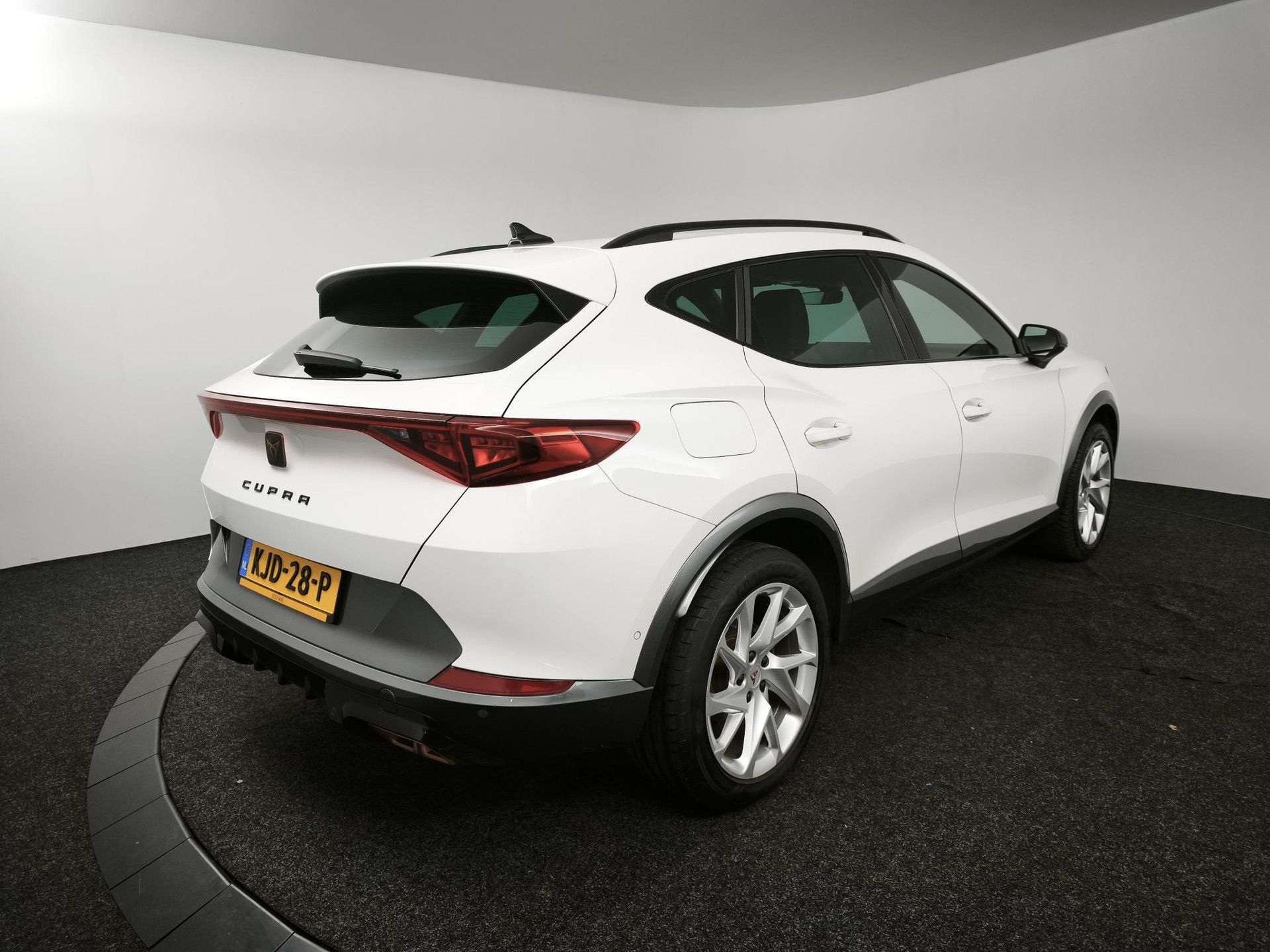 CUPRA Formentor met kenteken KJD-28-P – achteraanzicht