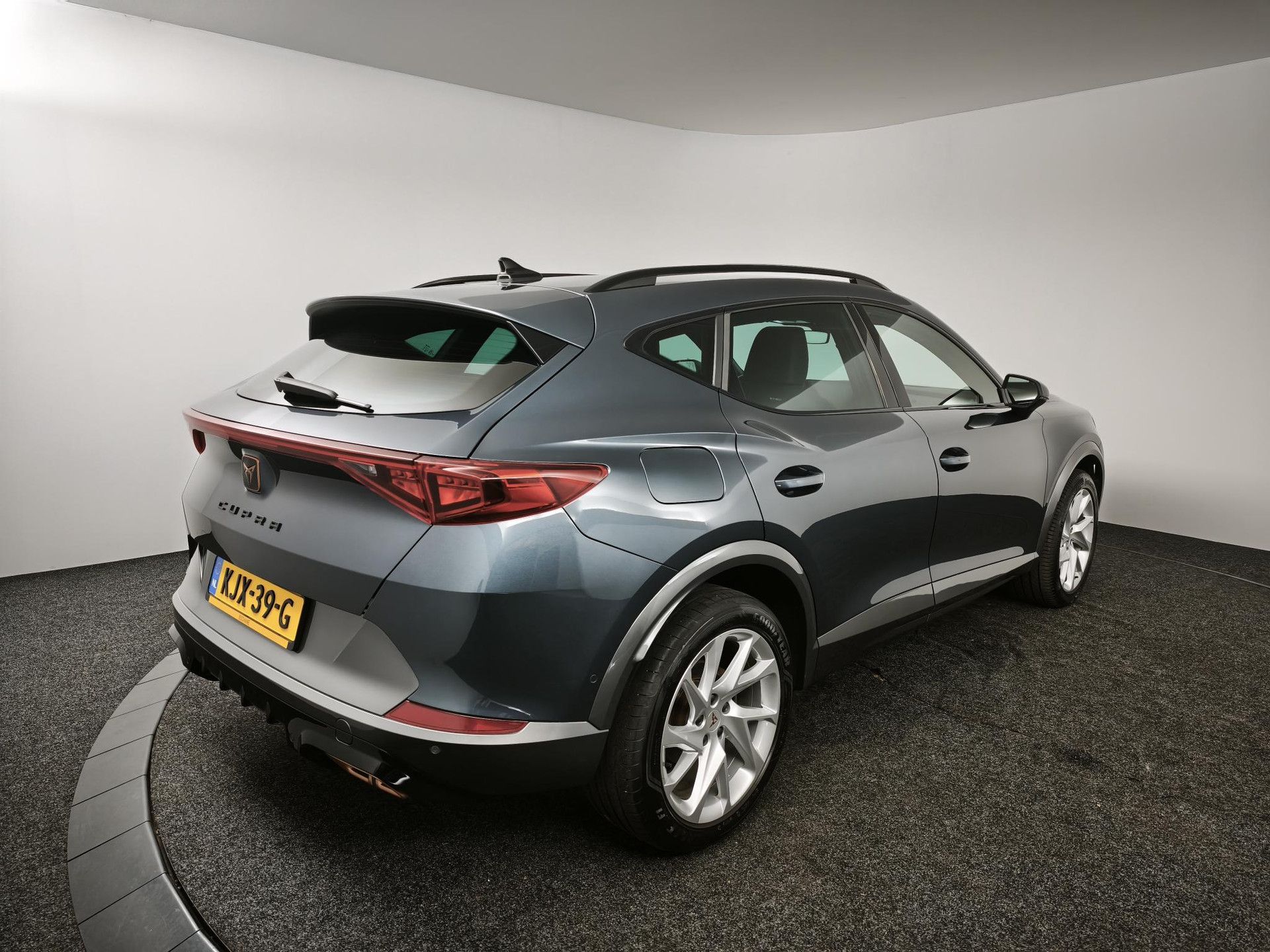 CUPRA Formentor met kenteken KJX-39-G – achteraanzicht