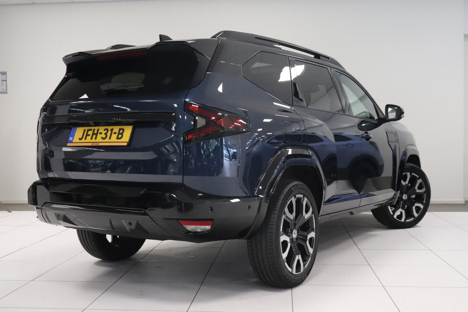 Dacia Bigster met kenteken JFH-31-B – achteraanzicht