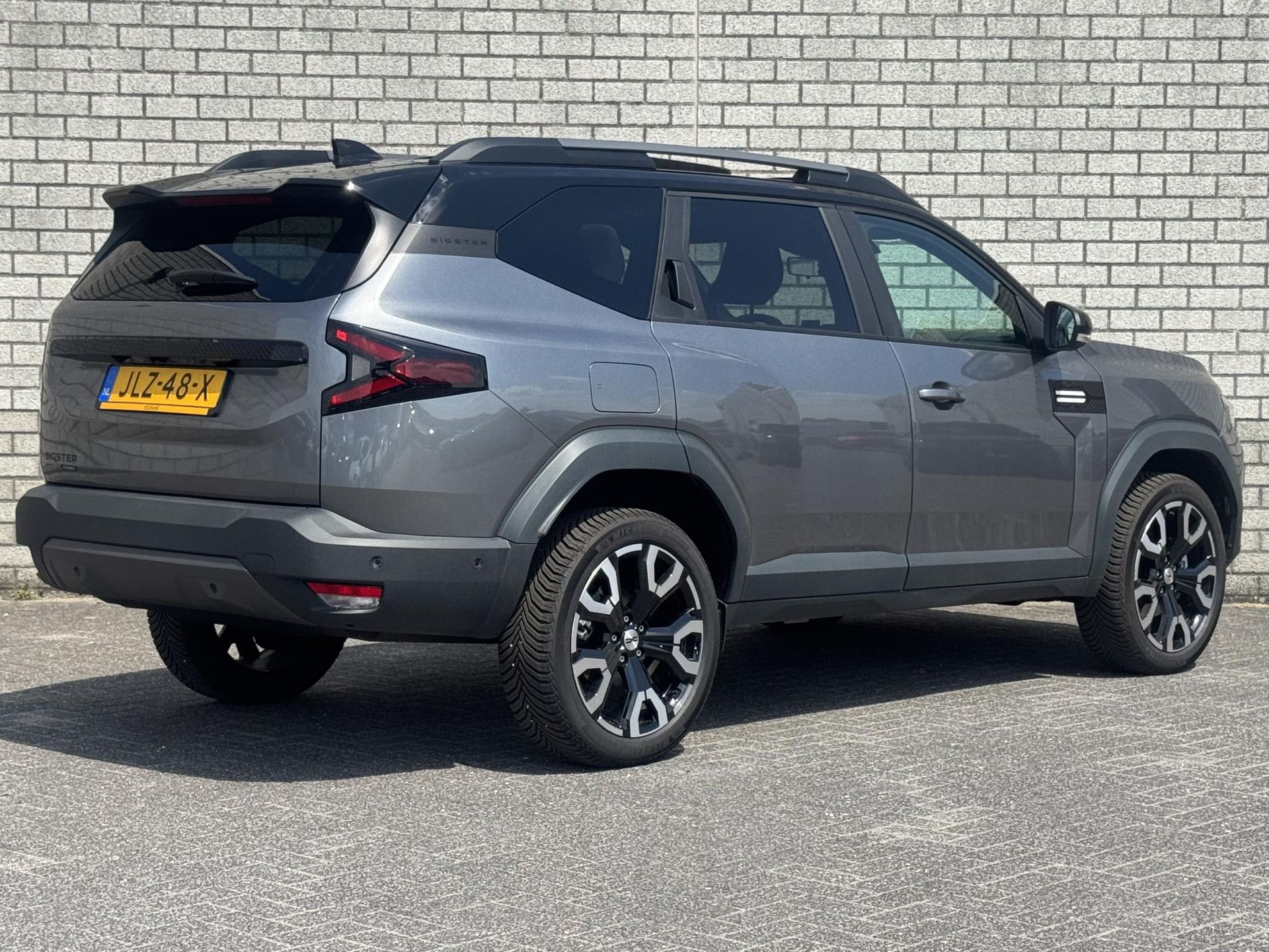 Dacia Bigster met kenteken JLZ-48-X – achteraanzicht
