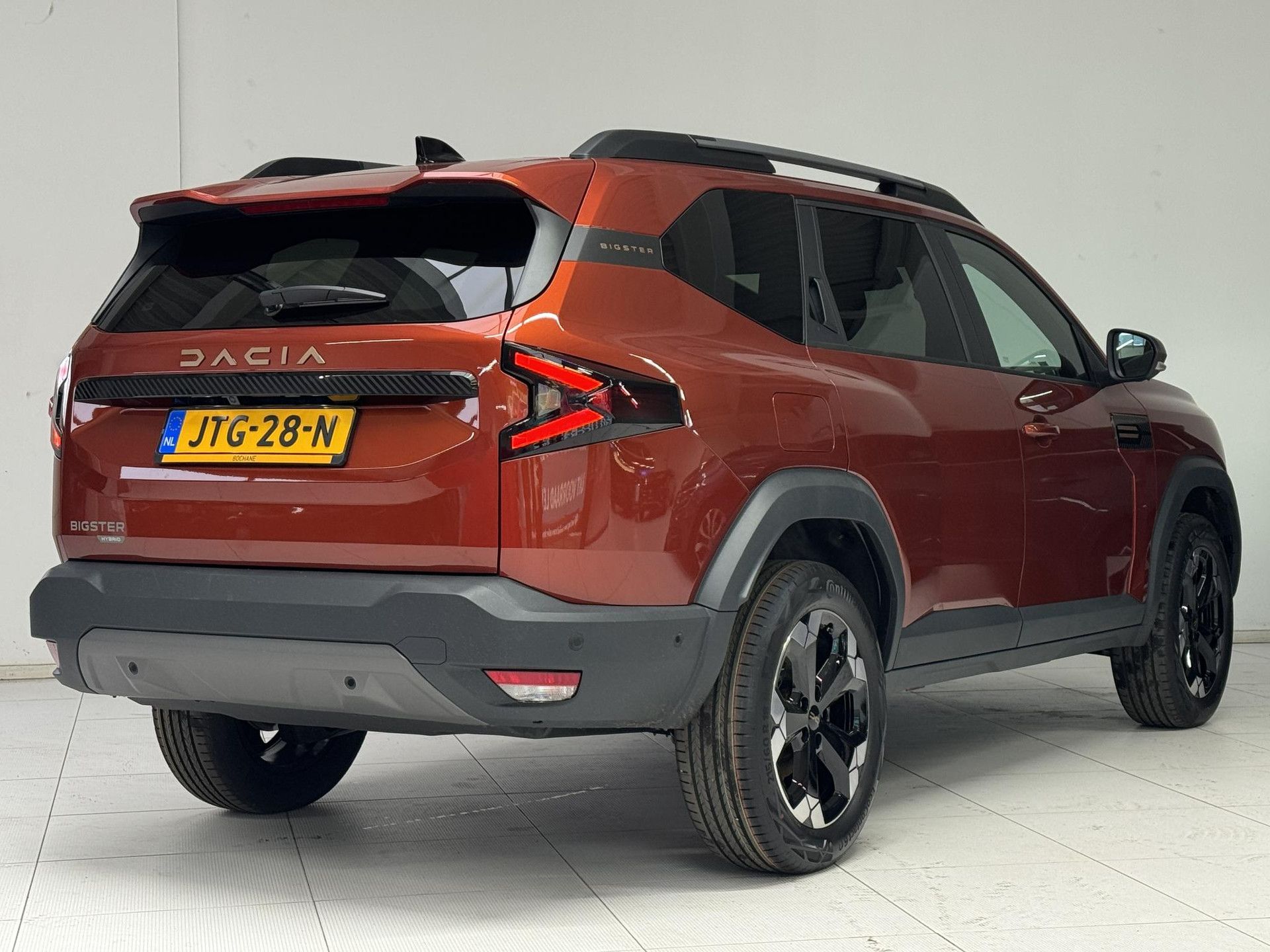Dacia Bigster met kenteken JTG-28-N – achteraanzicht