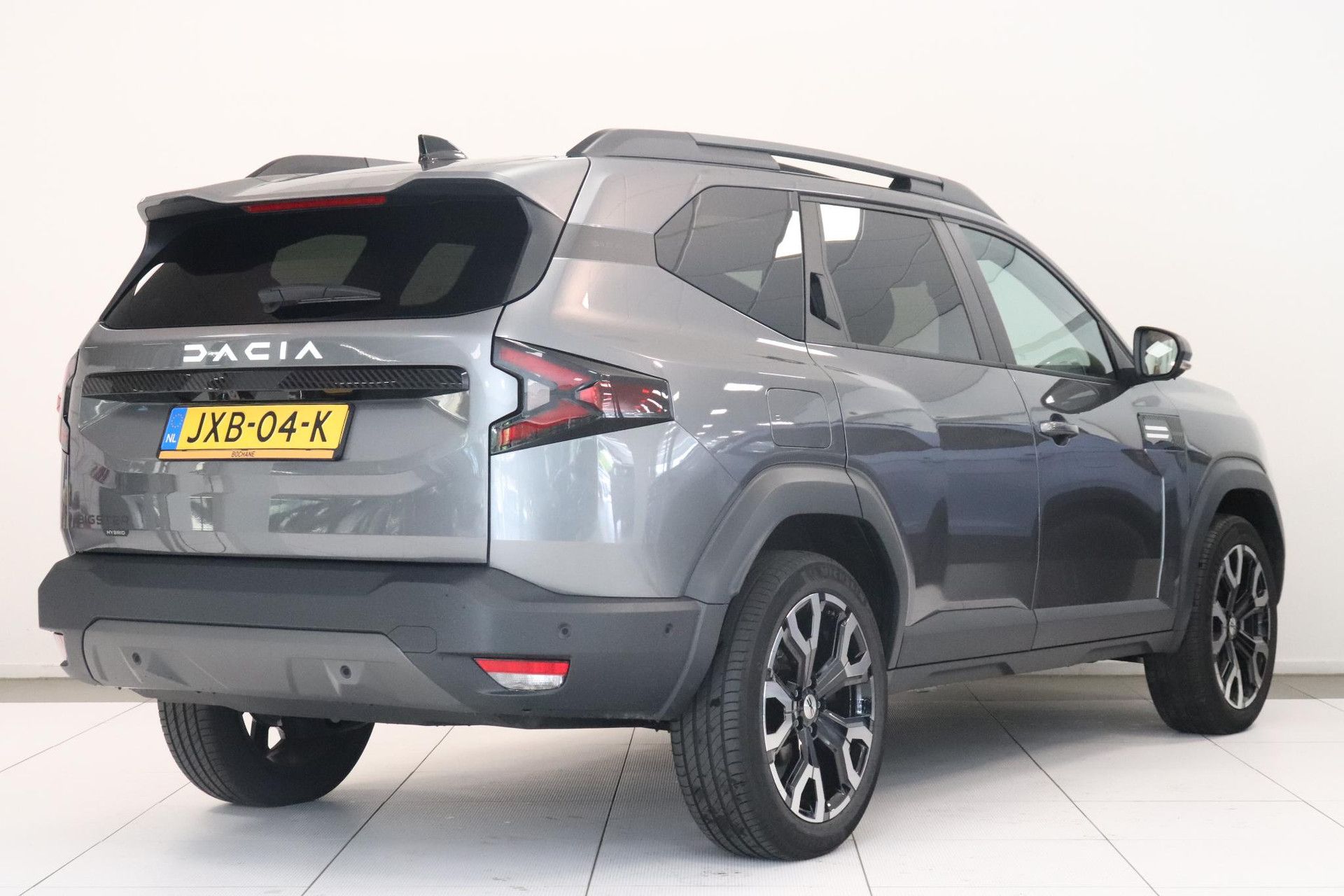 Dacia Bigster met kenteken JXB-04-K – achteraanzicht