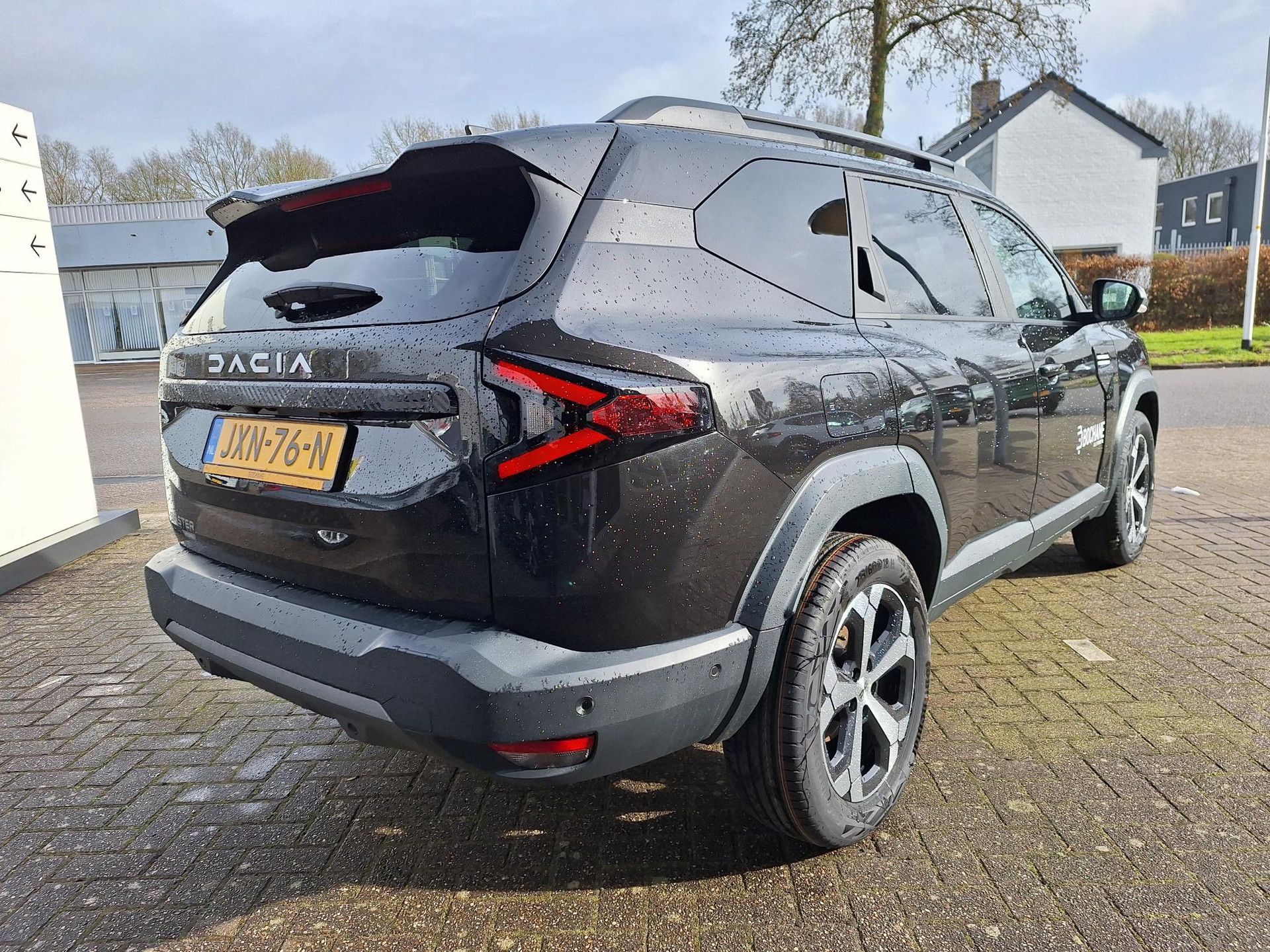 Dacia Bigster met kenteken JXN-76-N – achteraanzicht