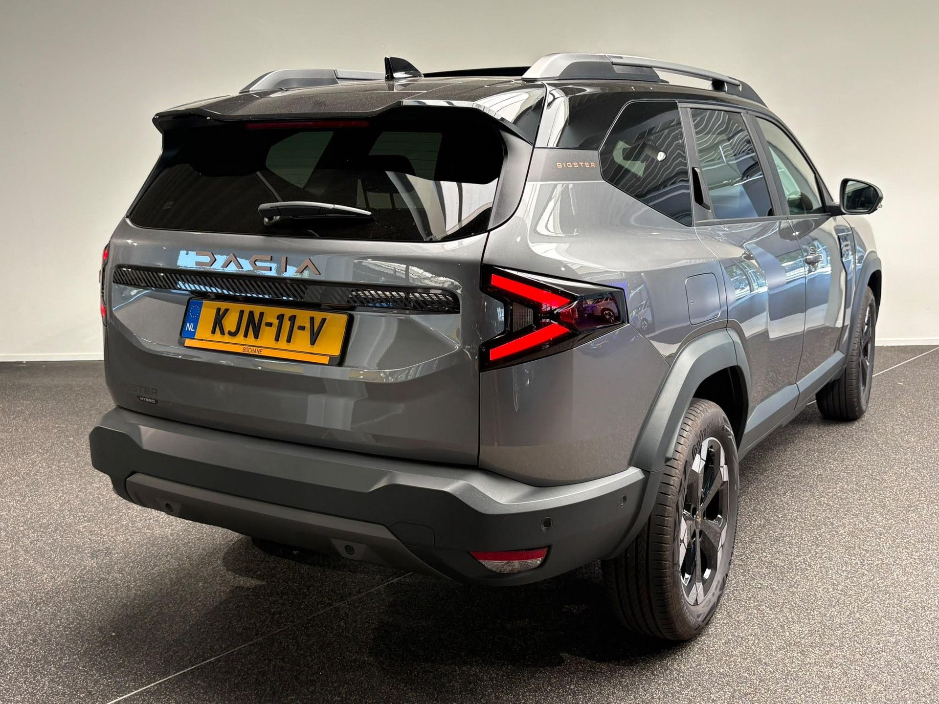 Dacia Bigster met kenteken KJN-11-V – achteraanzicht