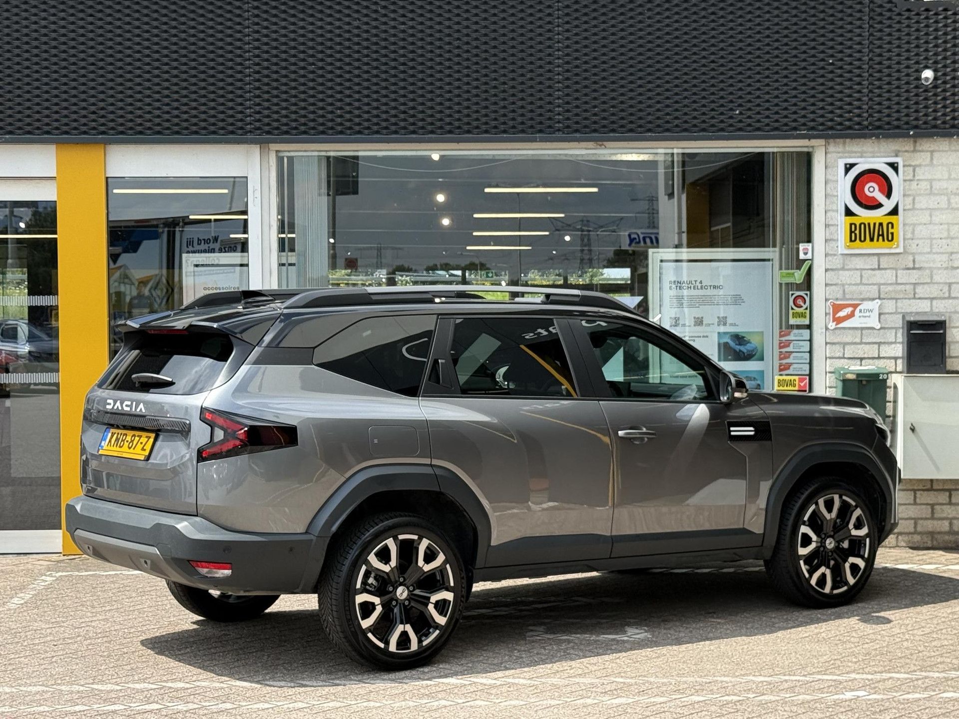 Dacia Bigster met kenteken KNB-87-Z – achteraanzicht