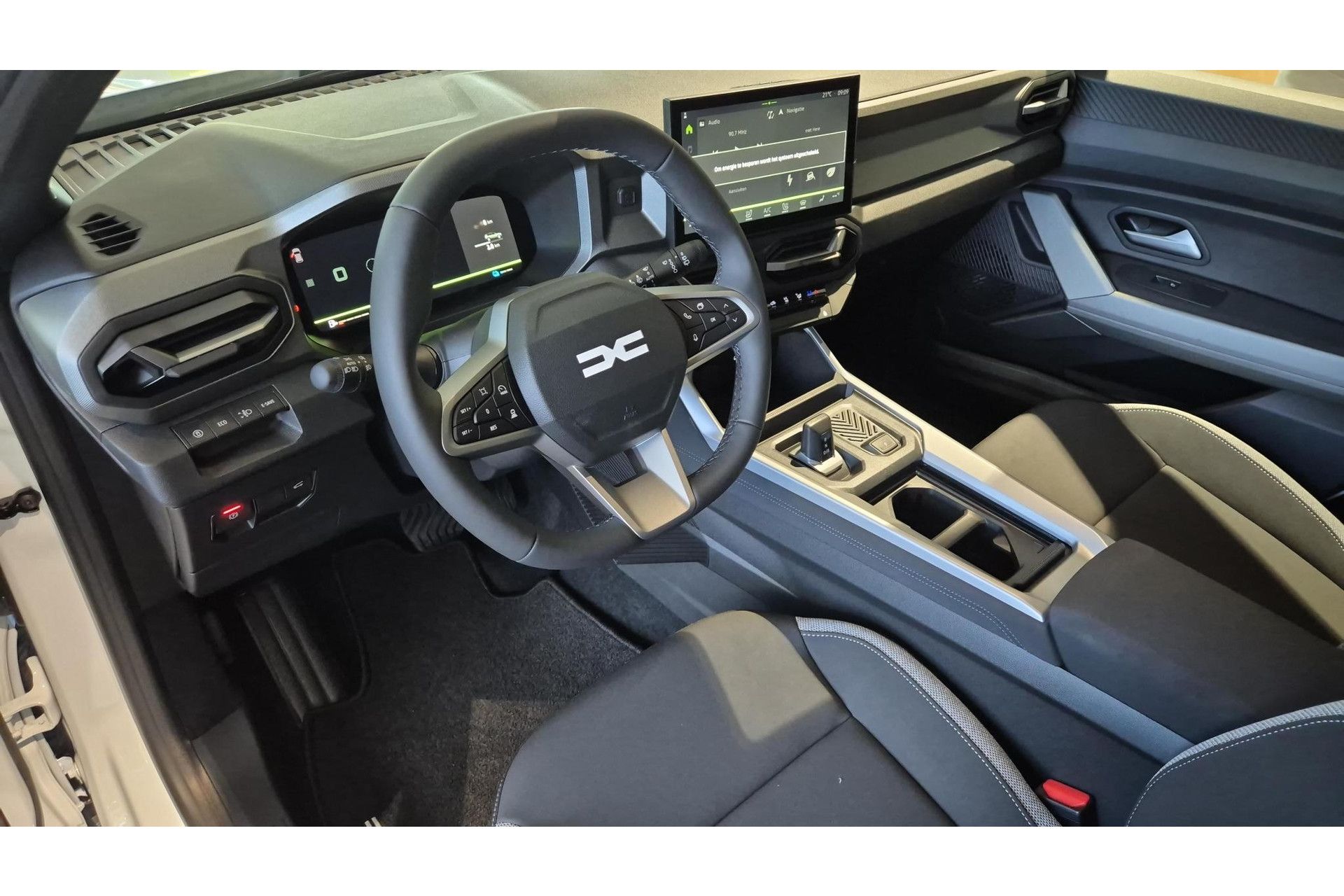 Dacia Bigster met kenteken KNV-06-L – achteraanzicht
