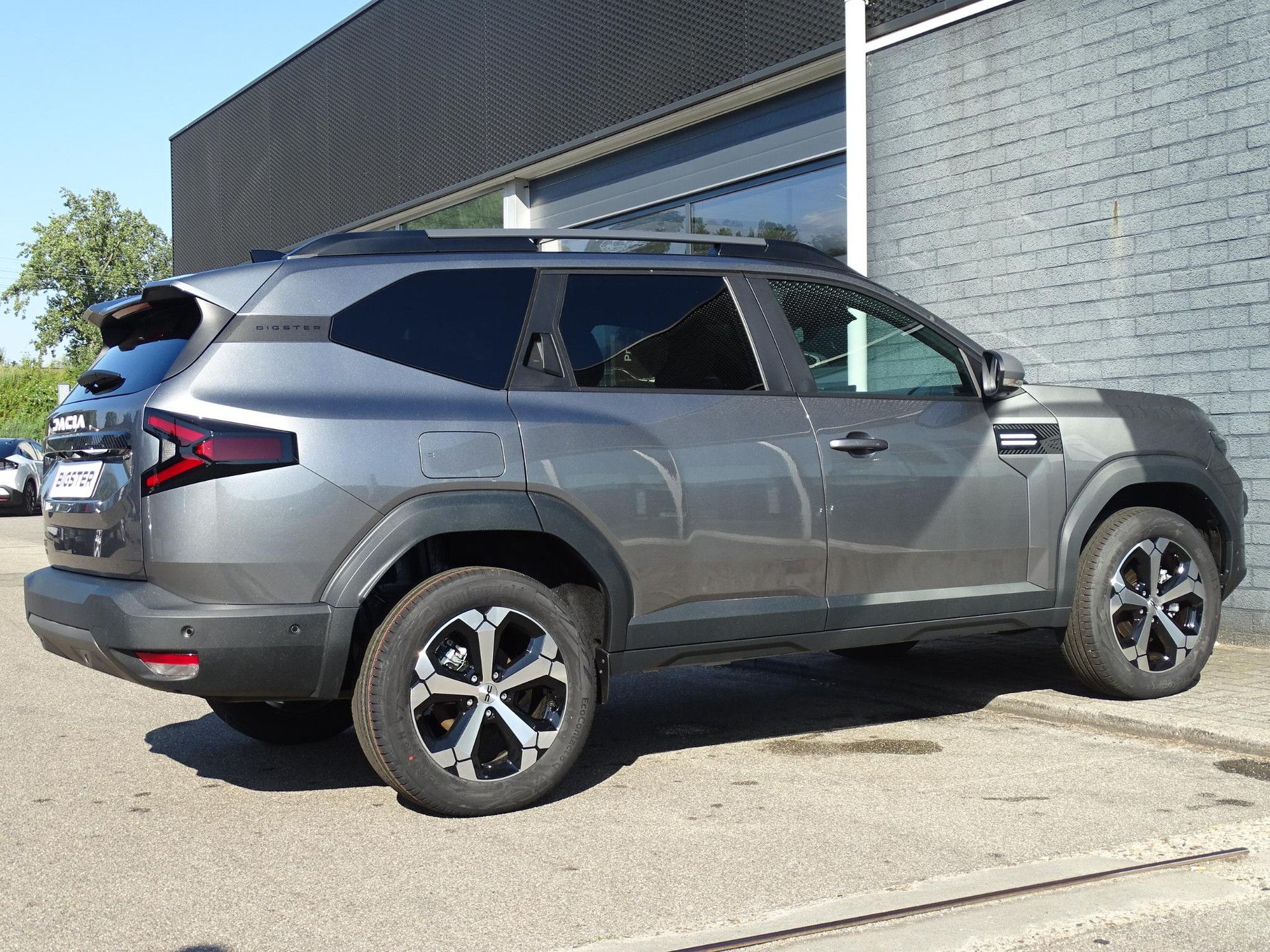 Dacia Bigster met kenteken KNV-11-L – achteraanzicht