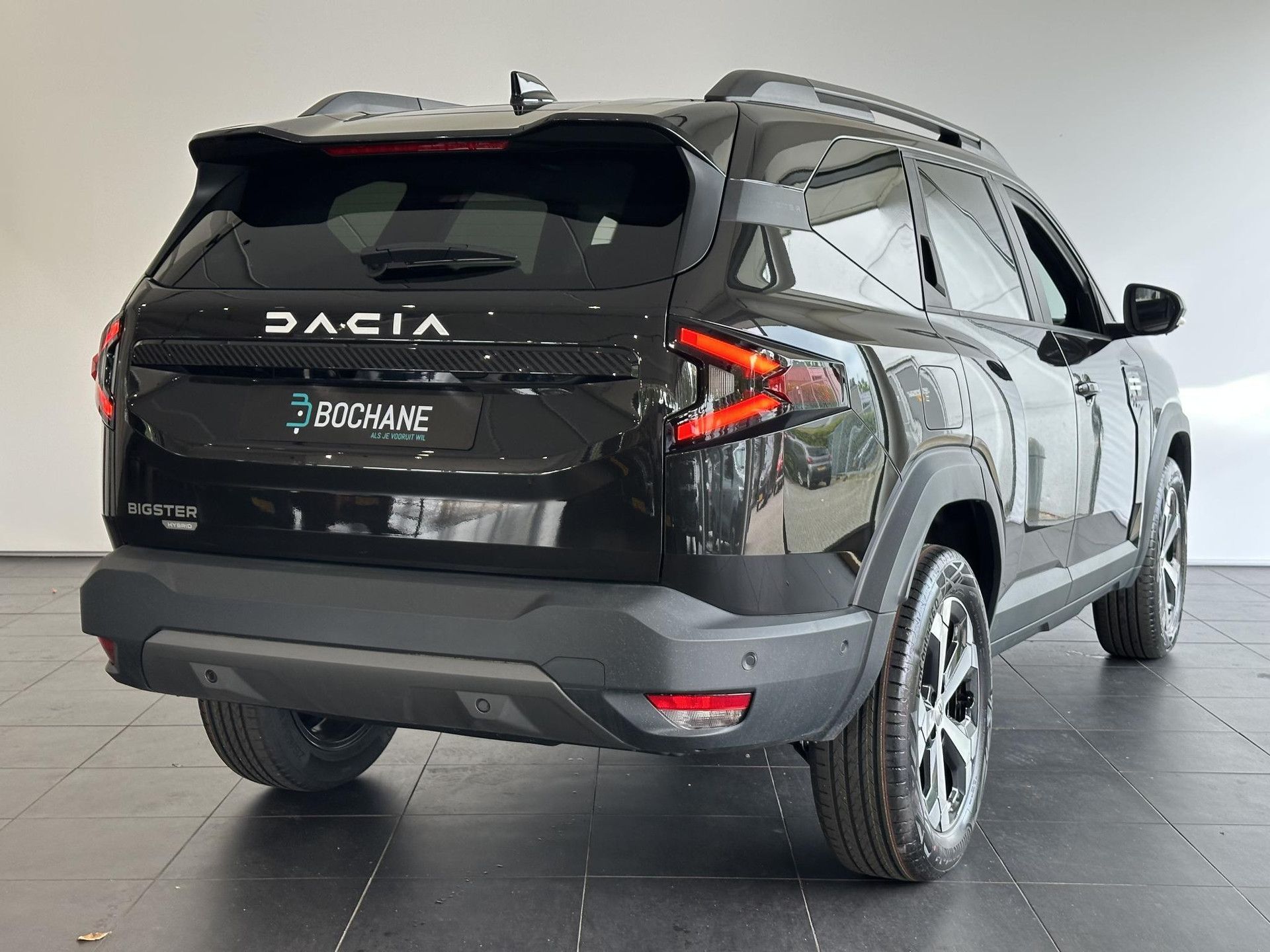 Dacia Bigster met kenteken KNV-33-L – achteraanzicht