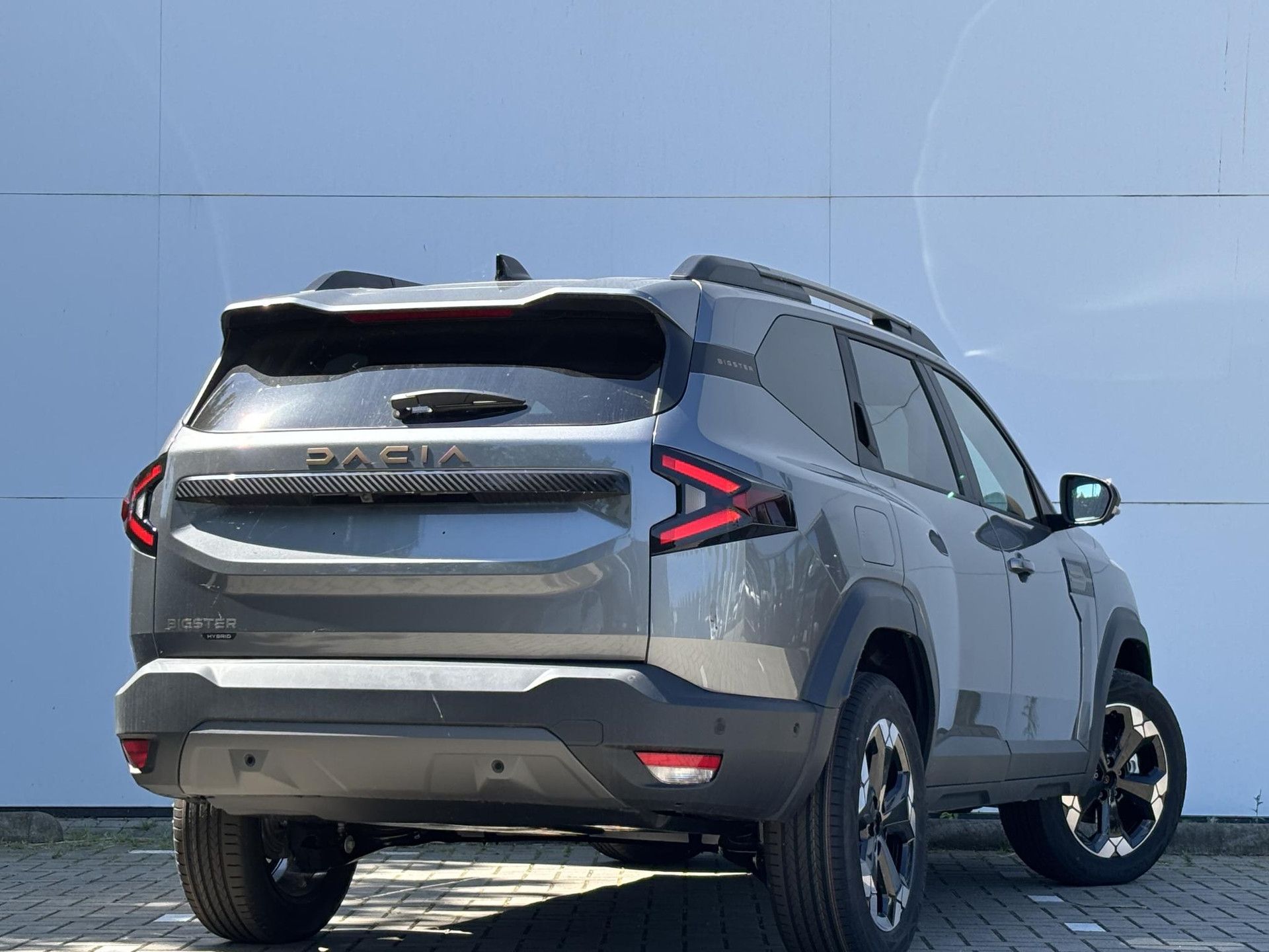 Dacia Bigster met kenteken KNV-95-K – achteraanzicht