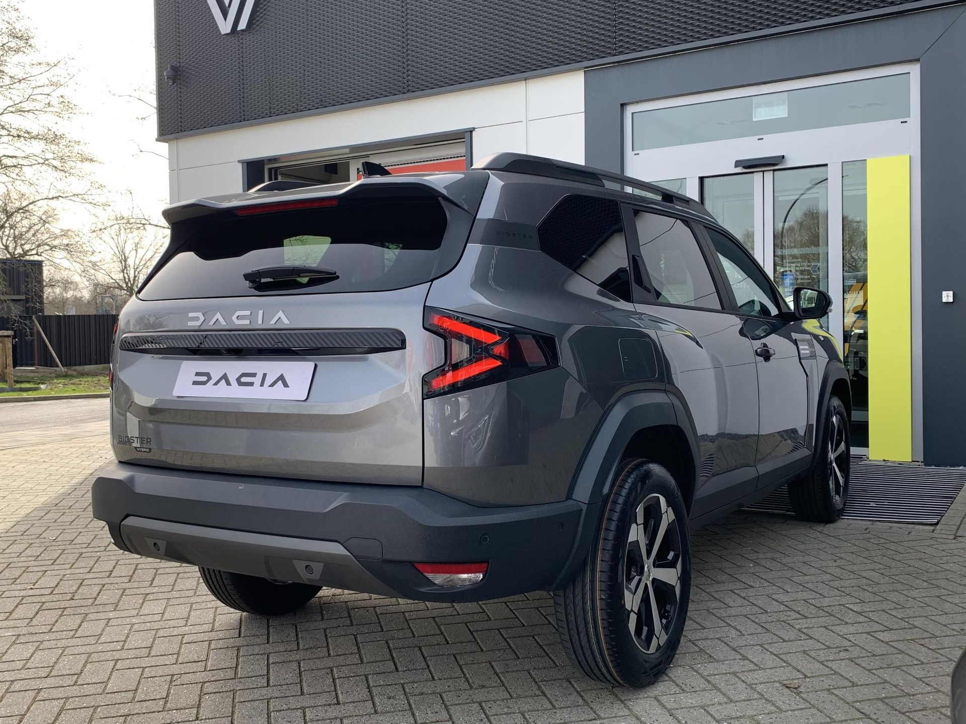 Dacia Bigster met kenteken KNV-97-K – achteraanzicht