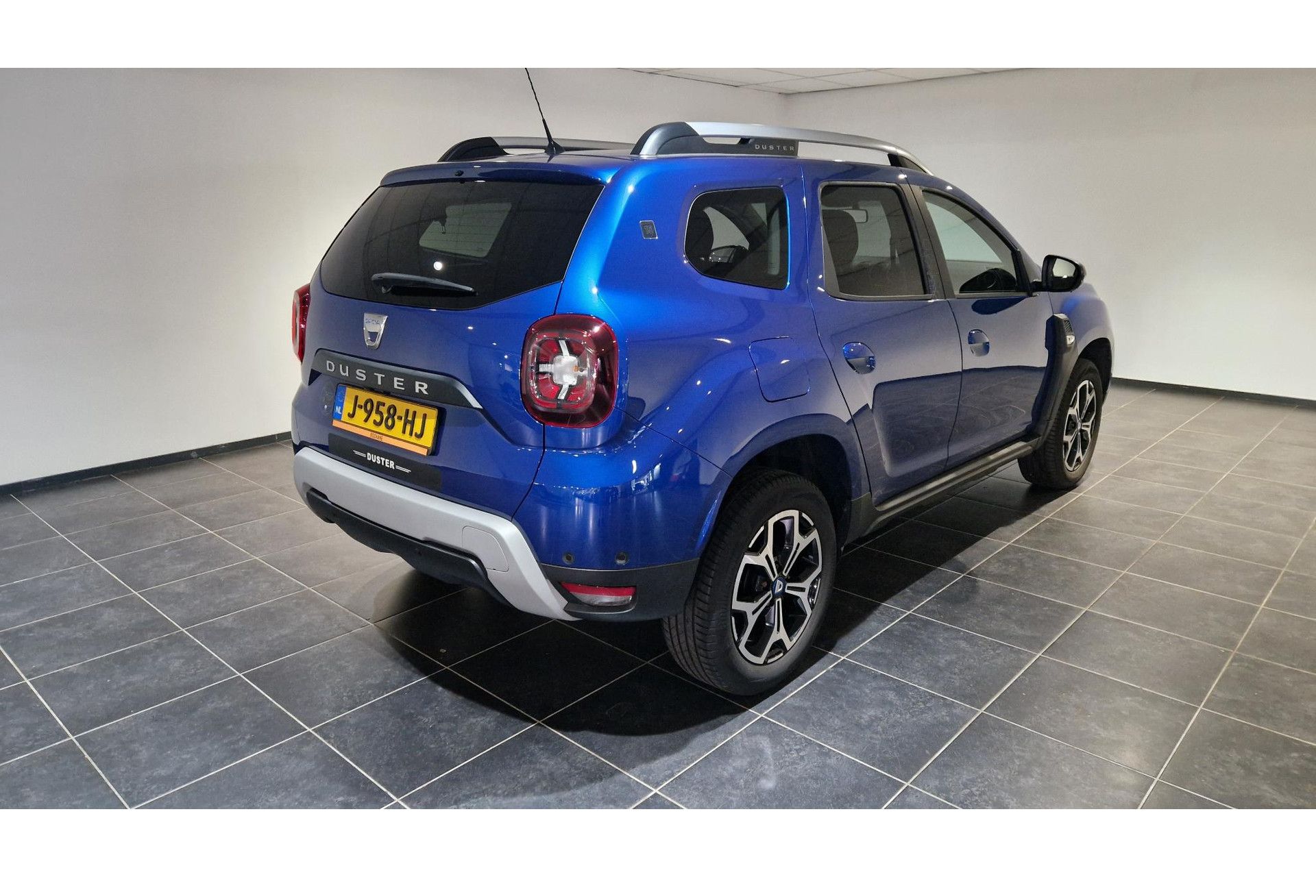 Dacia Duster met kenteken J-958-HJ – achteraanzicht