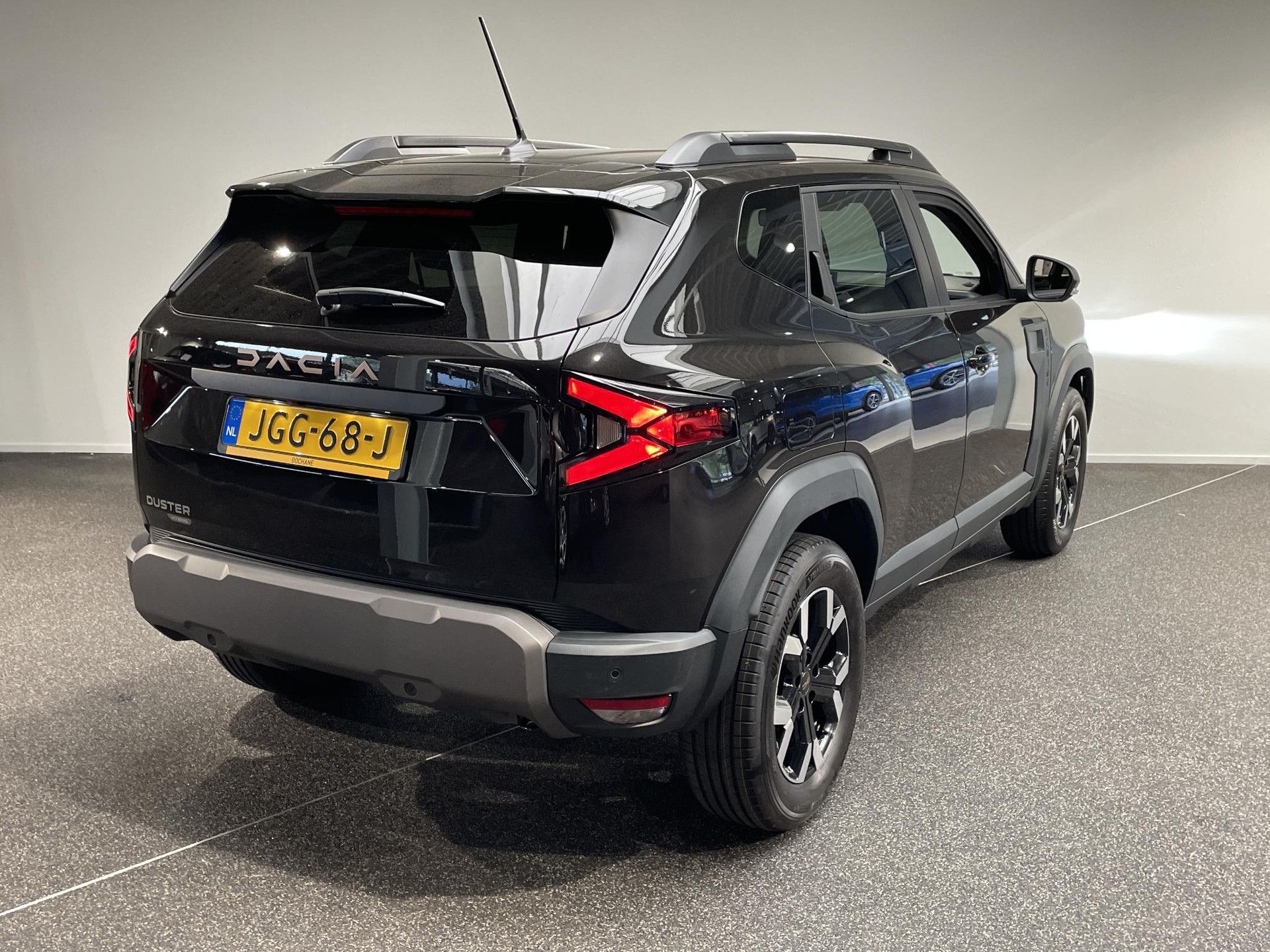 Dacia Duster met kenteken JGG-68-J – achteraanzicht