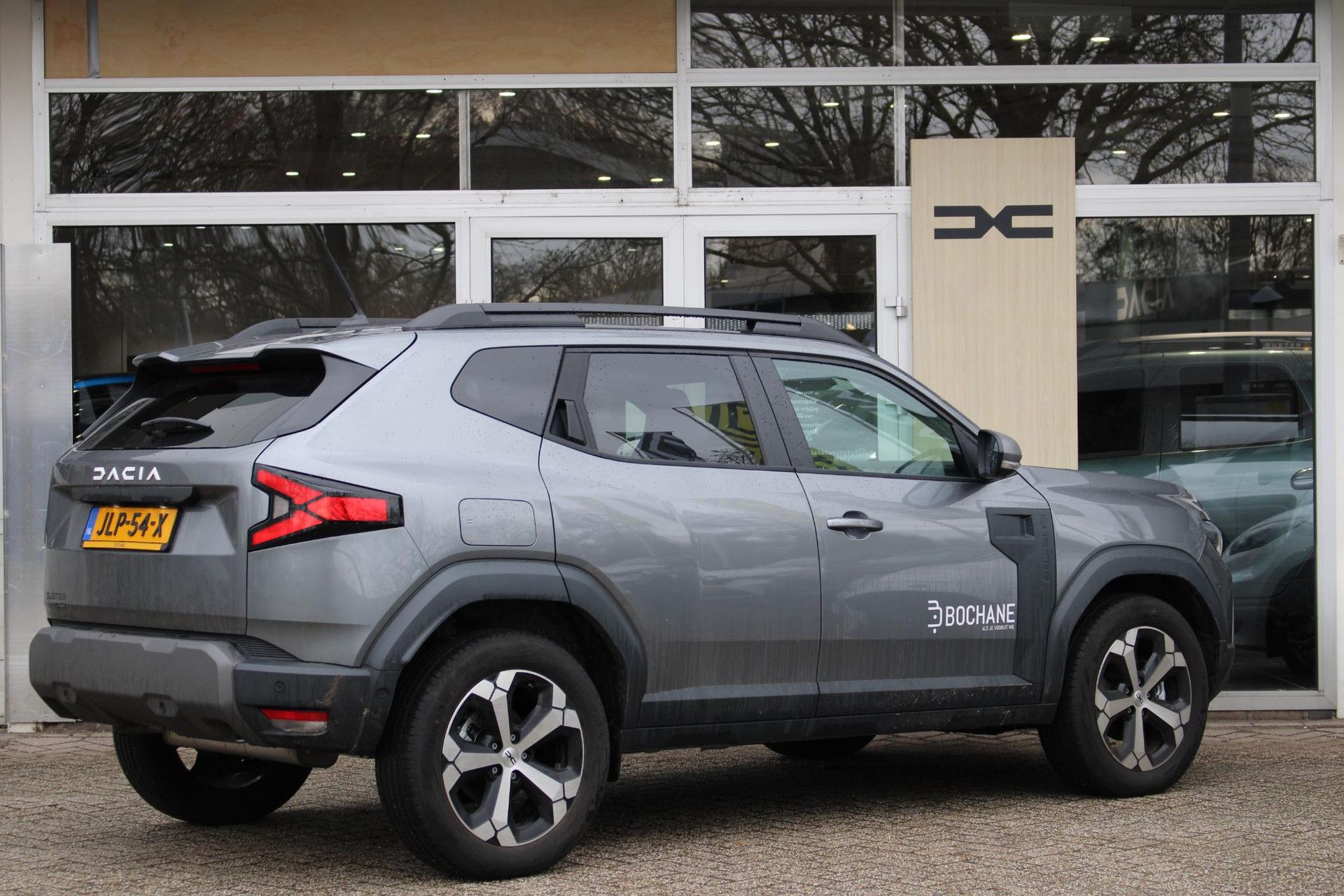 Dacia Duster met kenteken JLP-54-X – achteraanzicht