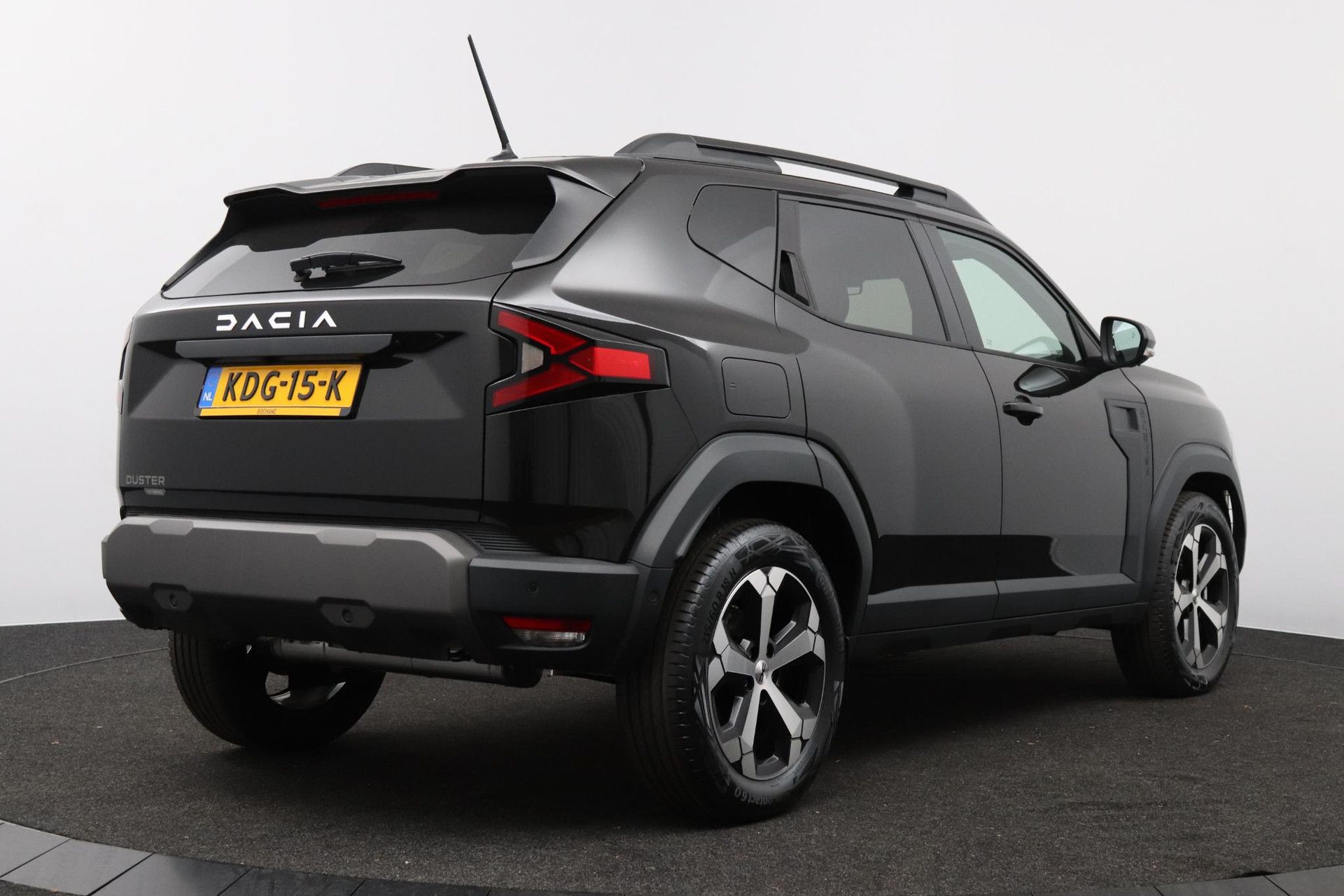 Dacia Duster met kenteken KDG-15-K – achteraanzicht