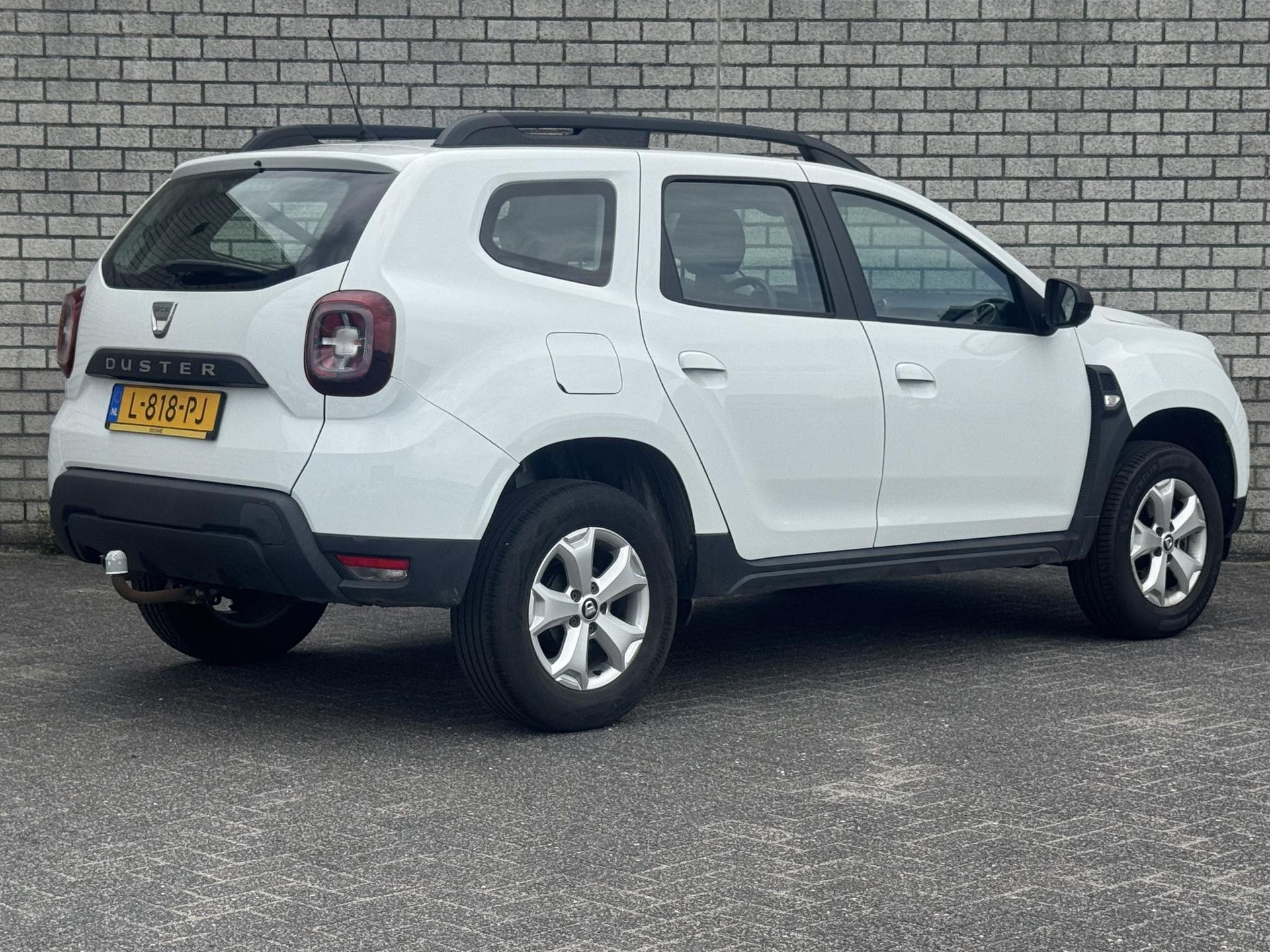 Dacia Duster met kenteken L-818-PJ – achteraanzicht