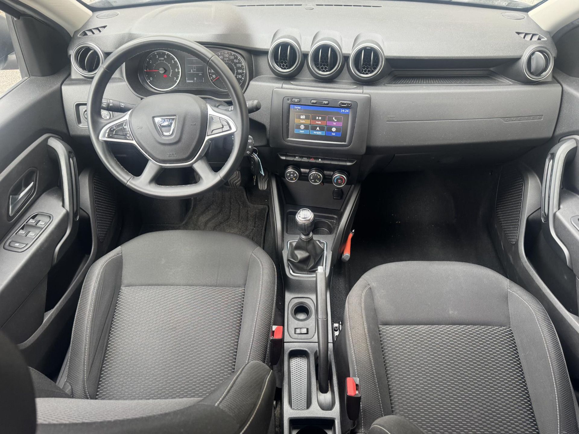 Dacia Duster met kenteken L-818-PJ – interieur