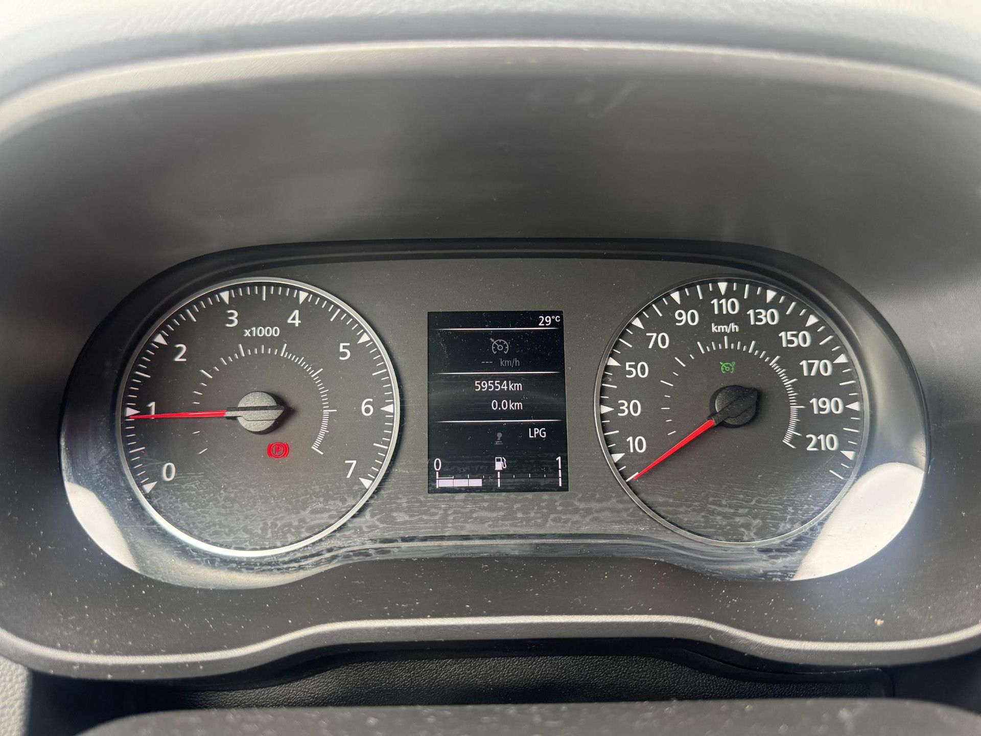 Dacia Duster met kenteken L-818-PJ – dashboard