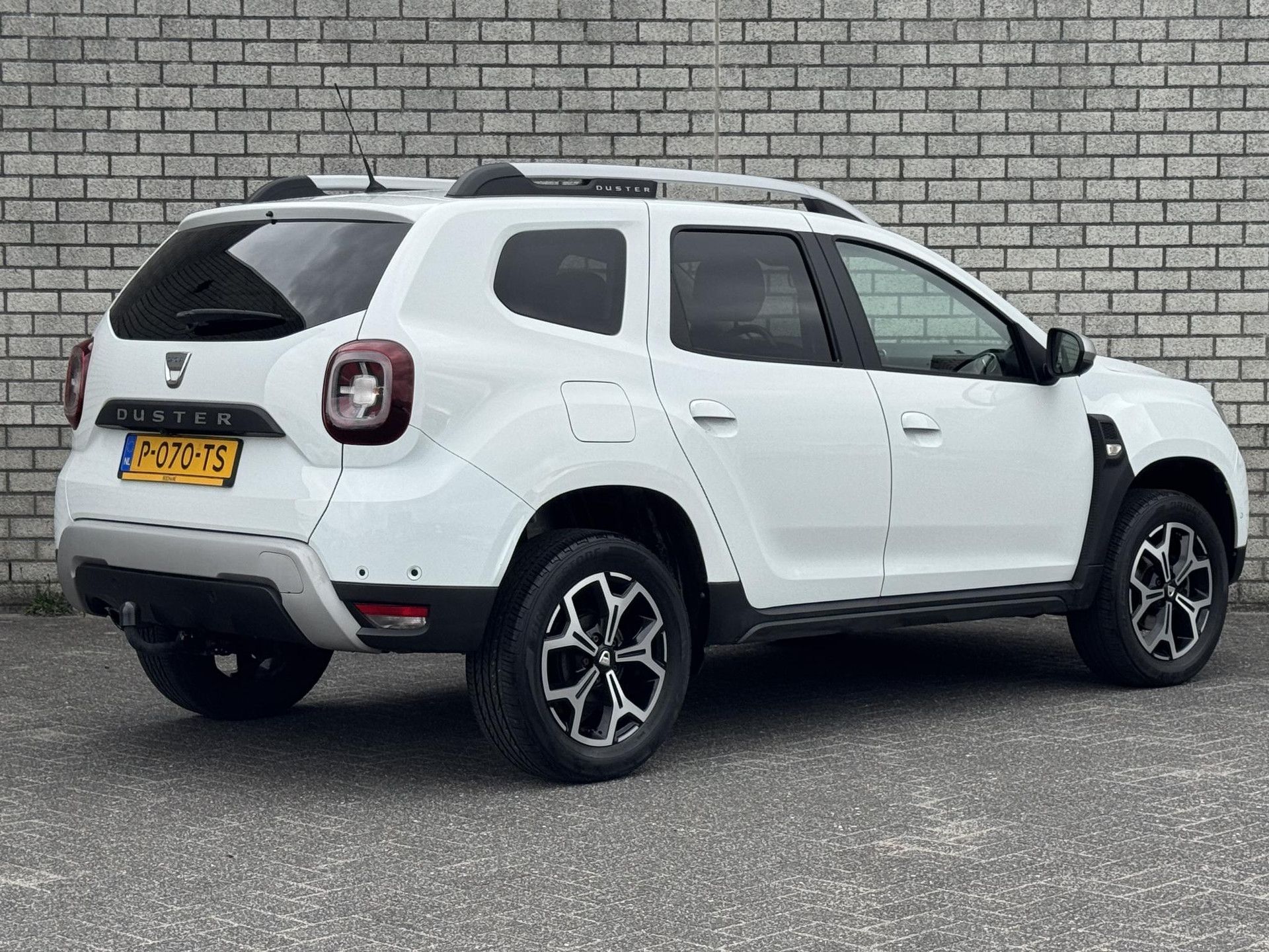 Dacia Duster met kenteken P-070-TS – achteraanzicht