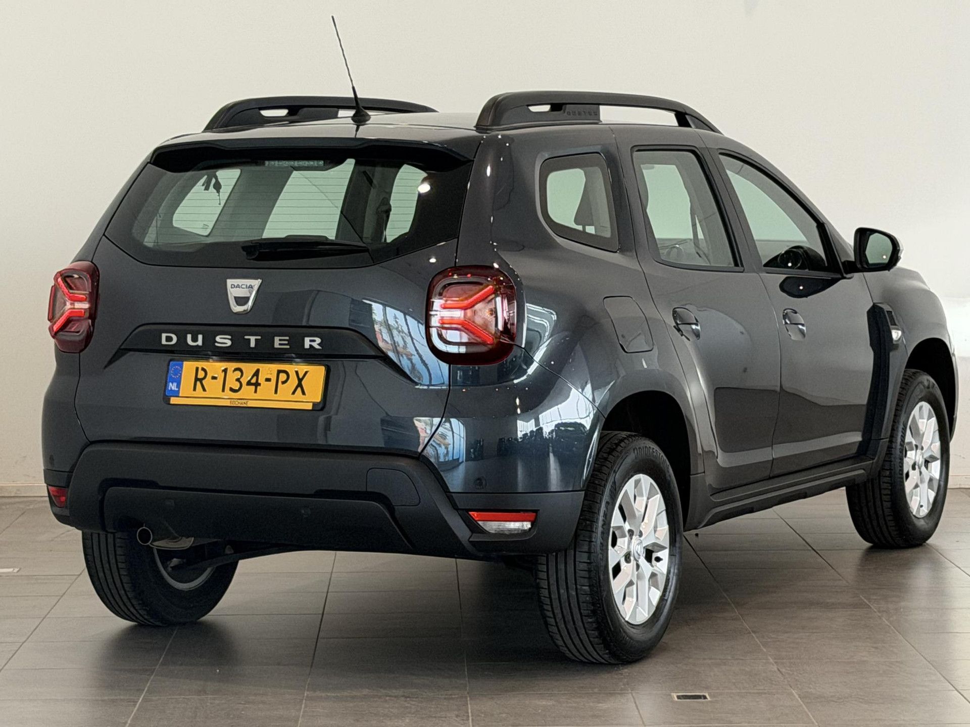 Dacia Duster met kenteken R-134-PX – achteraanzicht