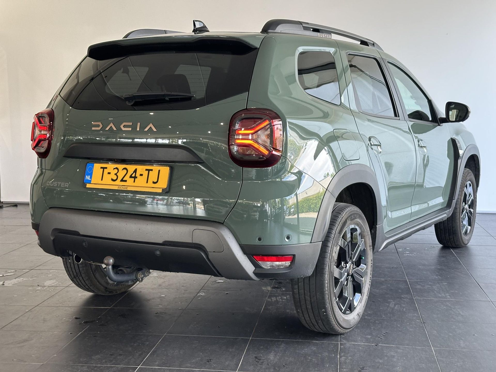Dacia Duster met kenteken T-324-TJ – achteraanzicht