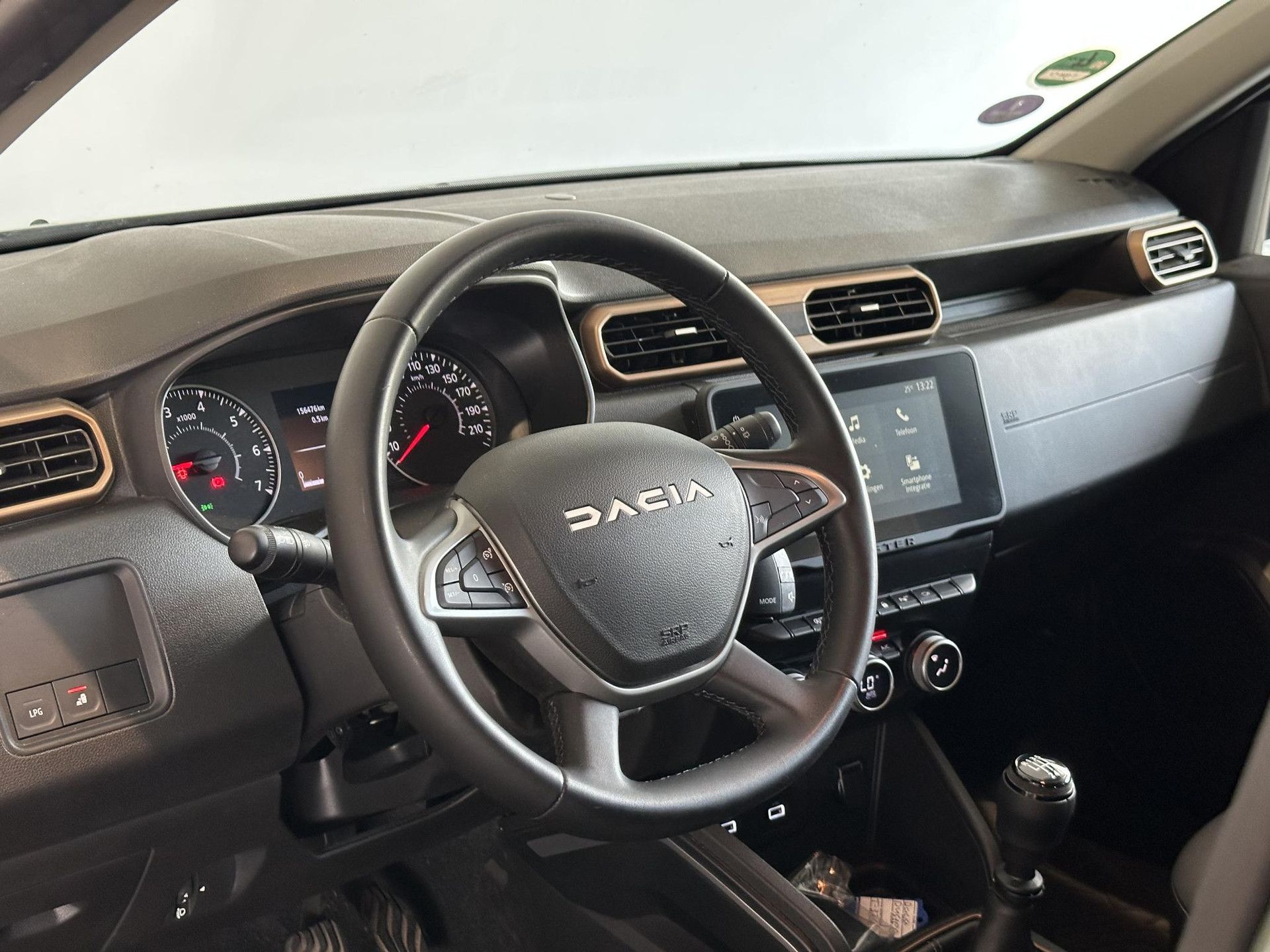 Dacia Duster met kenteken T-324-TJ – interieur