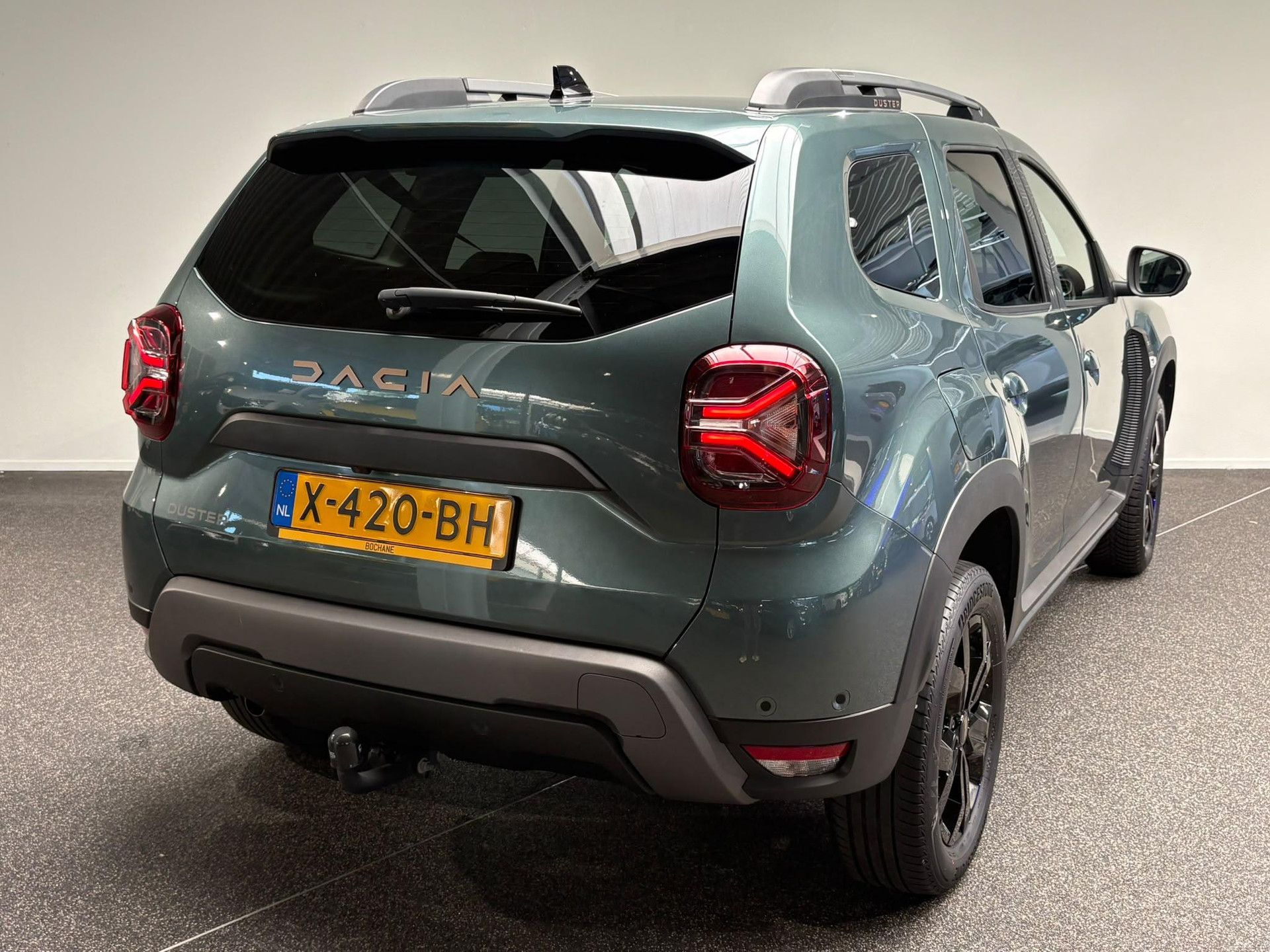 Dacia Duster met kenteken X-420-BH – achteraanzicht