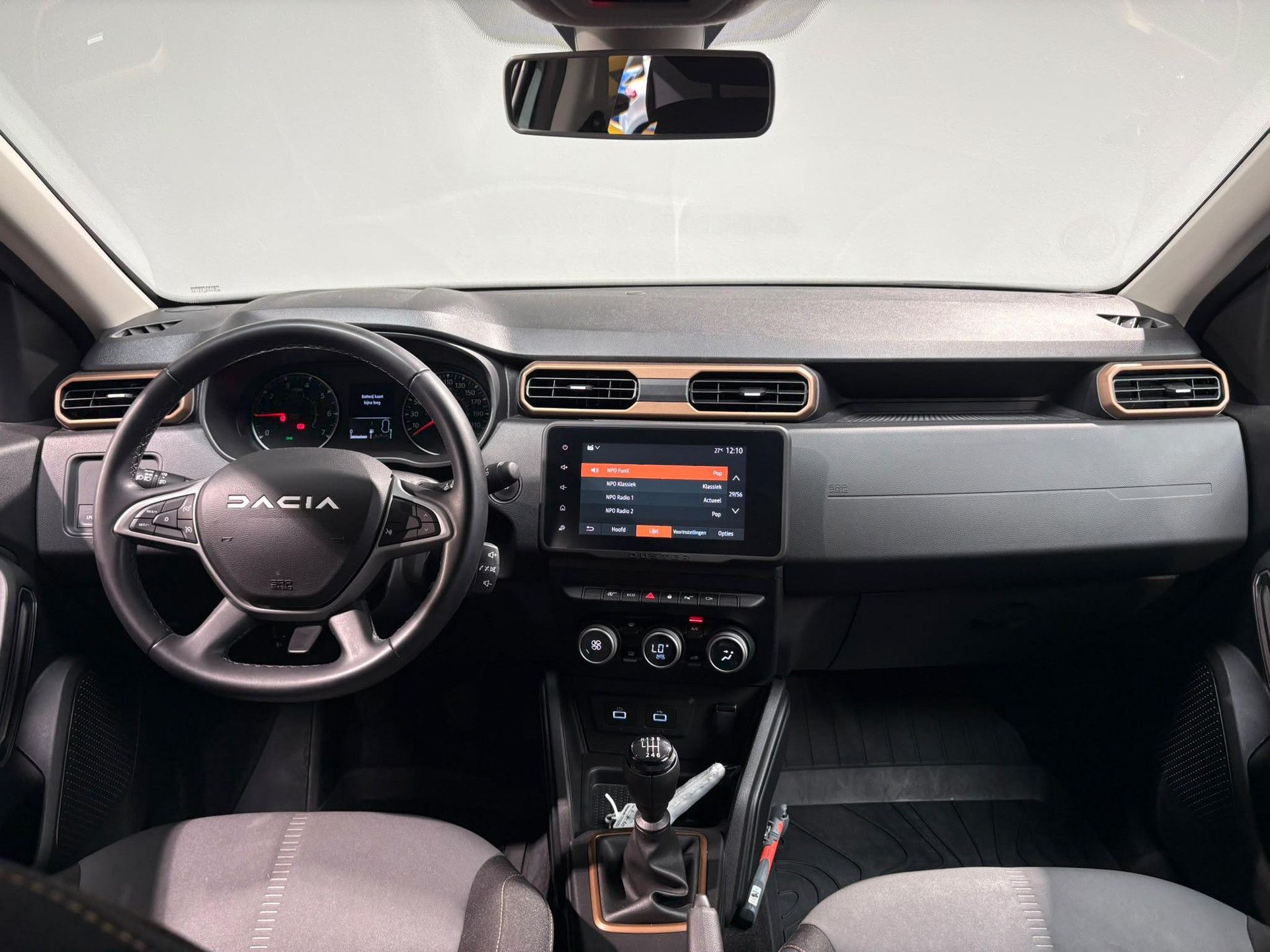 Dacia Duster met kenteken X-420-BH – interieur
