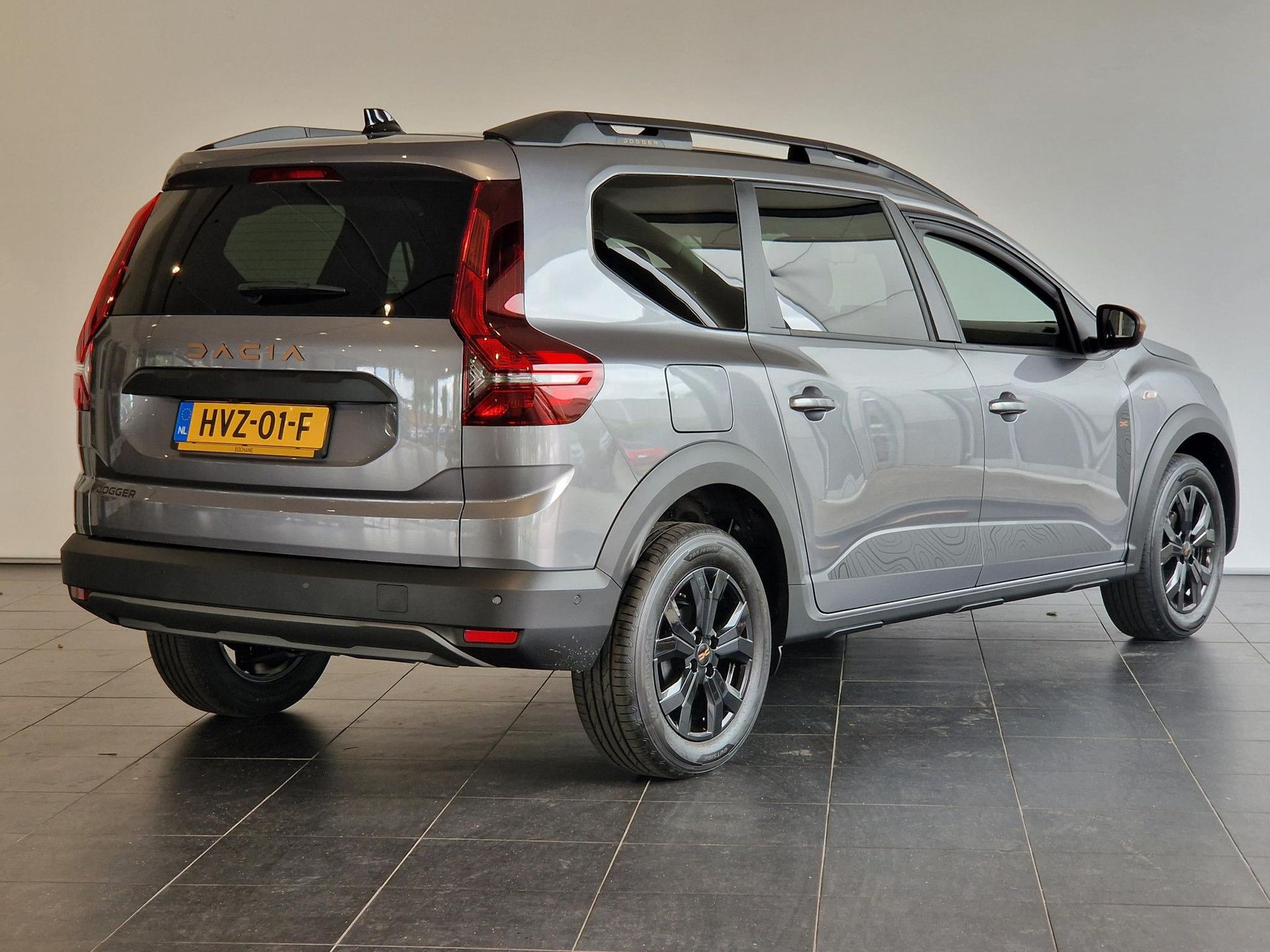 Dacia Jogger met kenteken HVZ-01-F – achteraanzicht