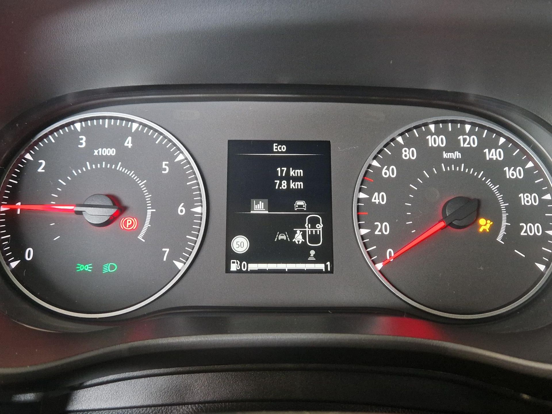 Dacia Jogger met kenteken HVZ-01-F – dashboard