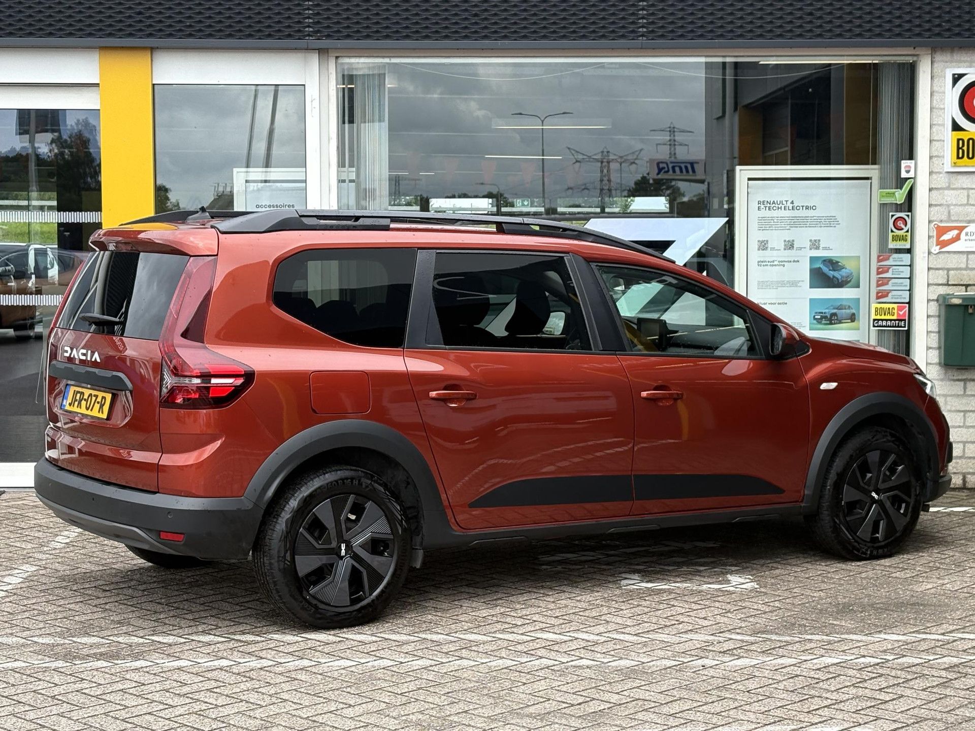 Dacia Jogger met kenteken JFR-07-R – achteraanzicht