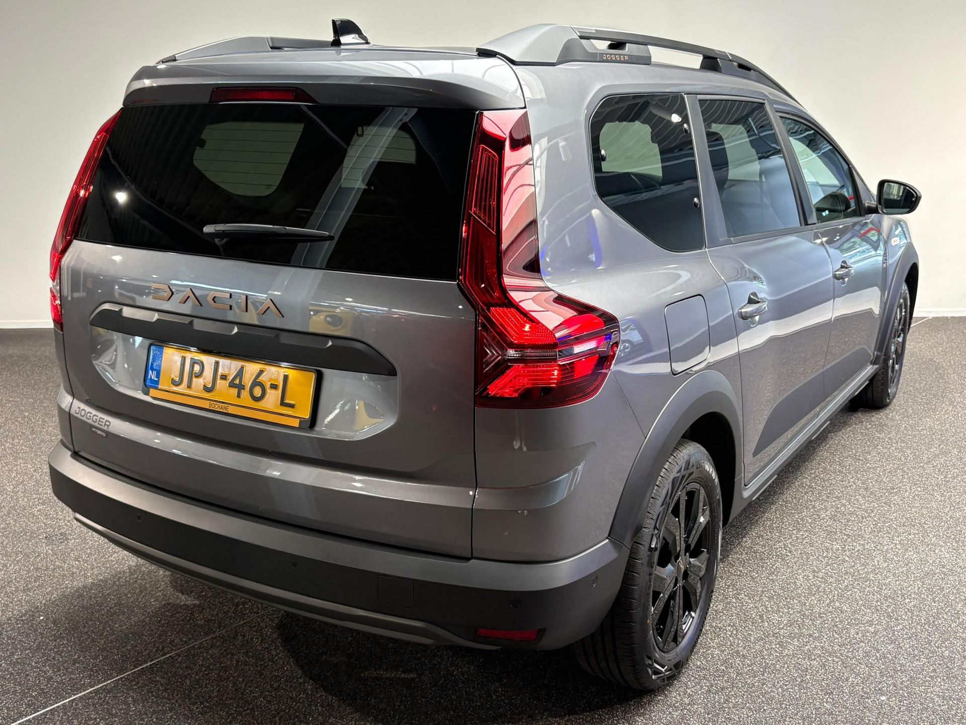 Dacia Jogger met kenteken JPJ-46-L – achteraanzicht