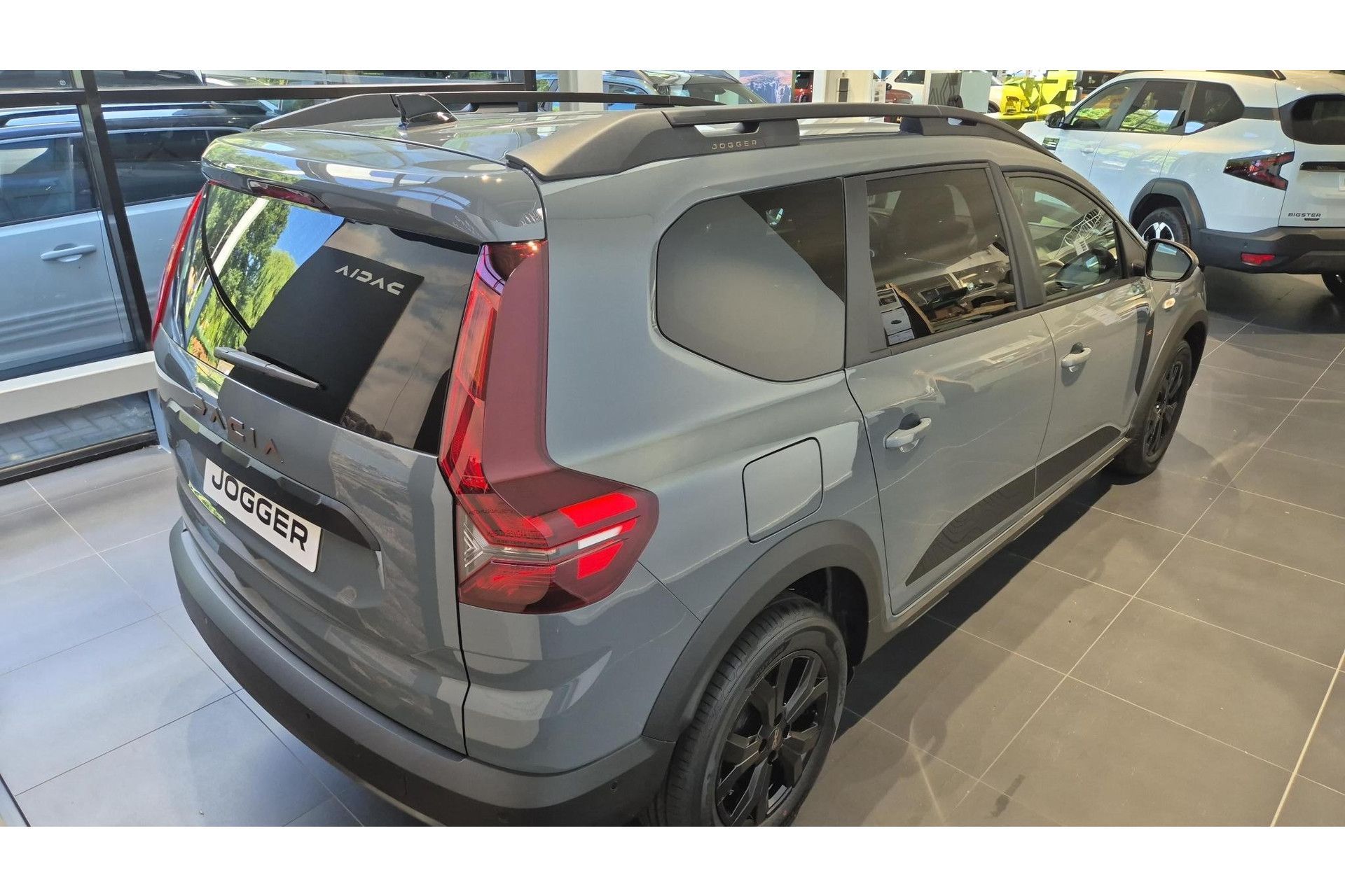 Dacia Jogger met kenteken KKG-37-S – achteraanzicht