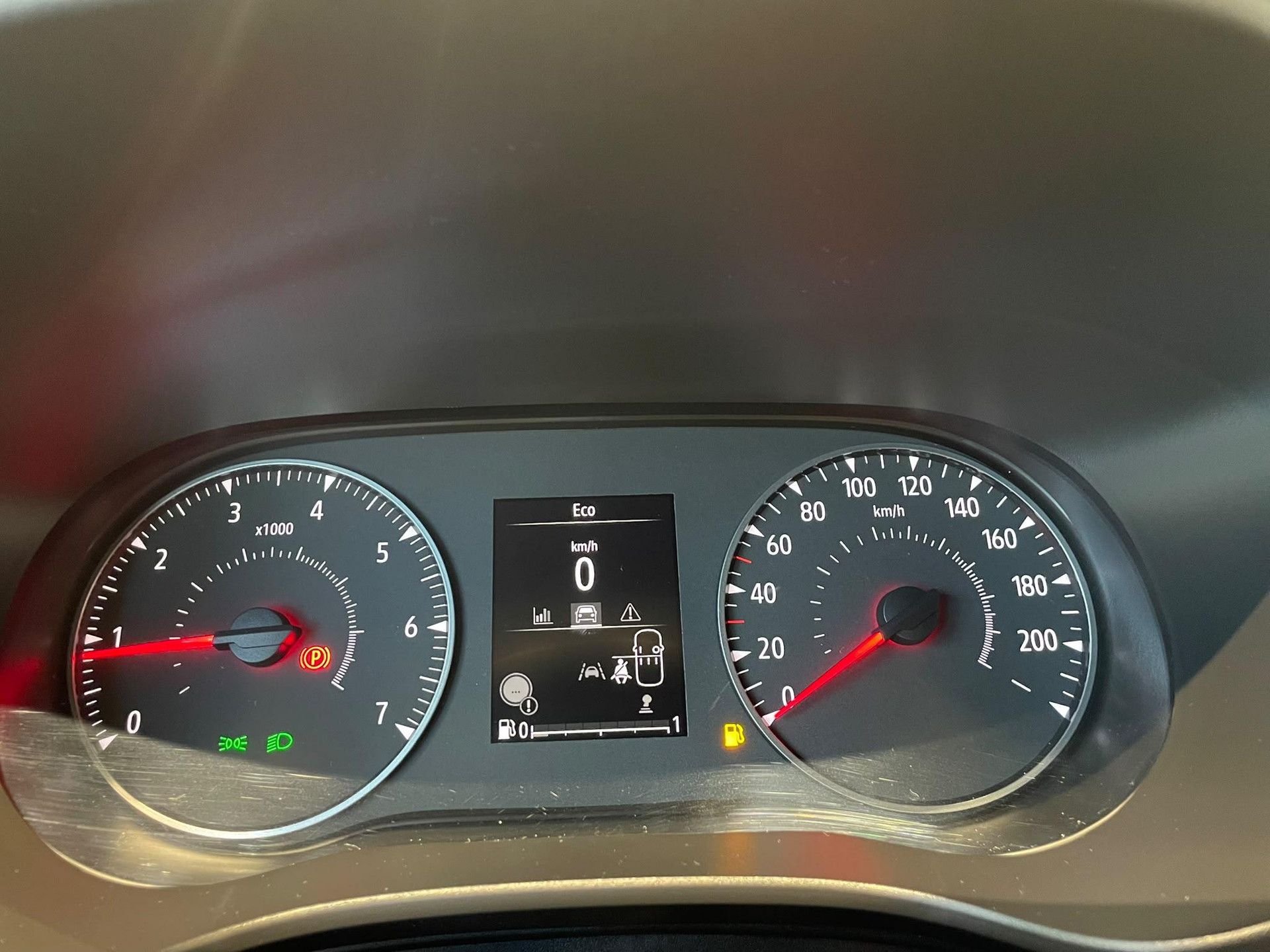 Dacia Jogger met kenteken KKG-37-S – dashboard