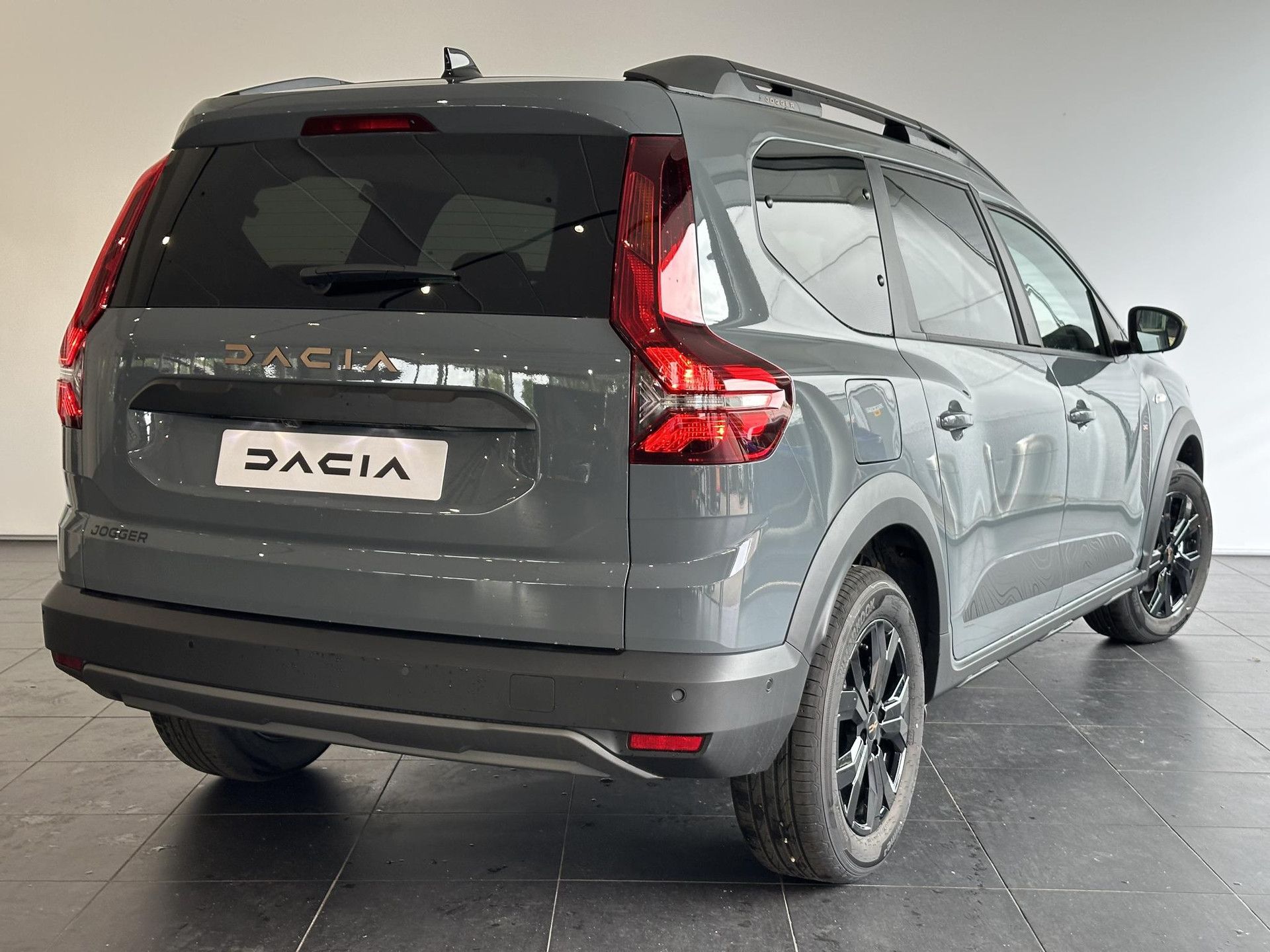 Dacia Jogger met kenteken KKG-40-S – achteraanzicht