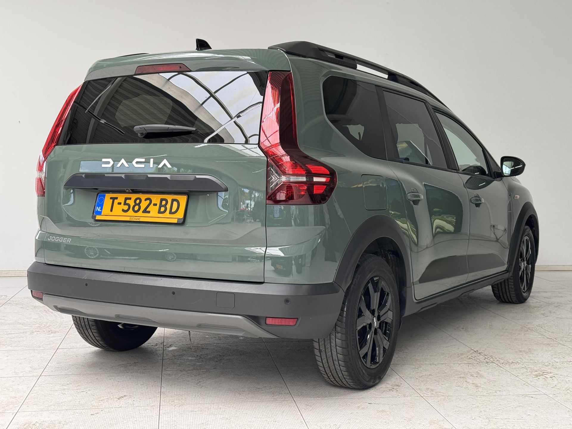 Dacia Jogger met kenteken T-582-BD – achteraanzicht