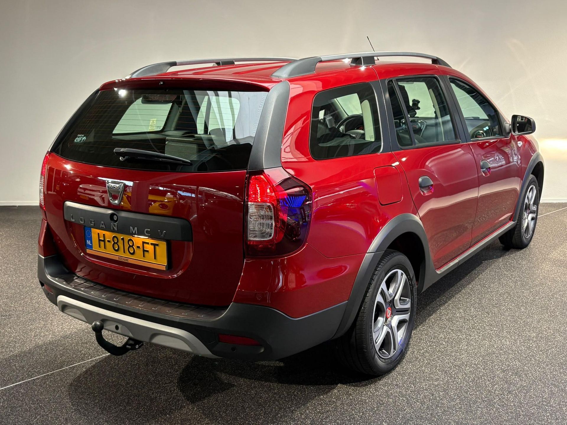Dacia Logan met kenteken H-818-FT – achteraanzicht