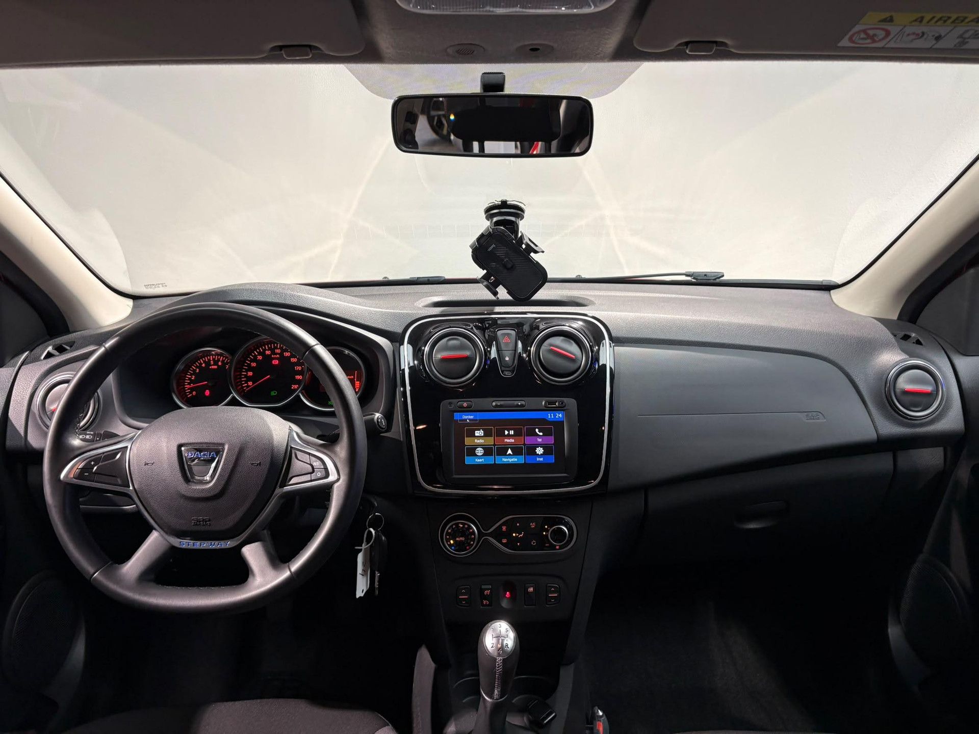 Dacia Logan met kenteken H-818-FT – interieur
