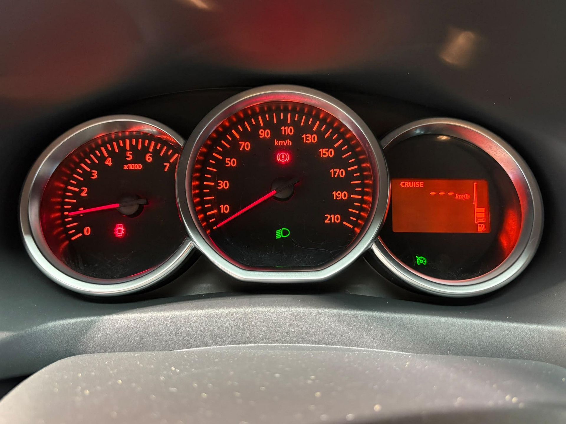 Dacia Logan met kenteken H-818-FT – dashboard