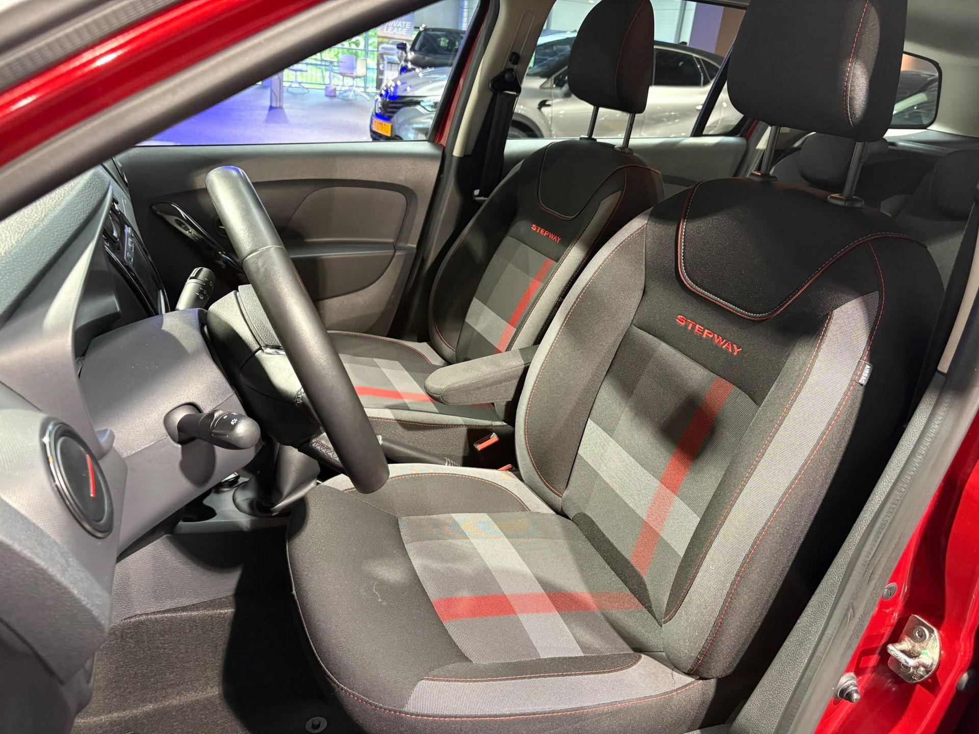 Dacia Logan met kenteken H-818-FT – detailfoto