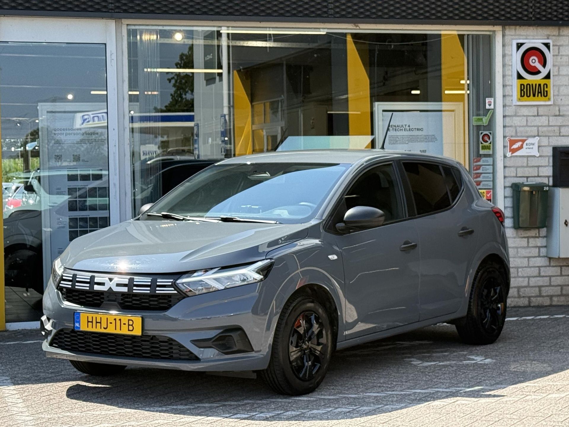 Dacia Sandero met kenteken HHJ-11-B – achteraanzicht