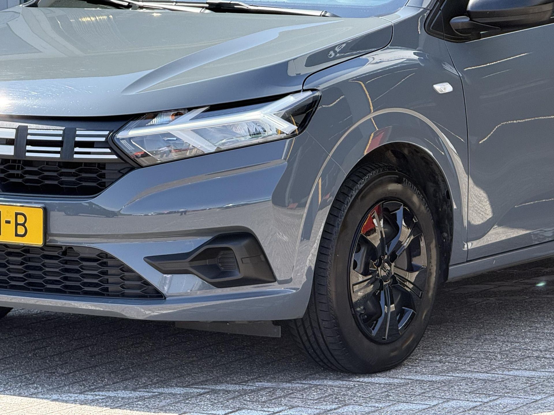 Dacia Sandero met kenteken HHJ-11-B – dashboard
