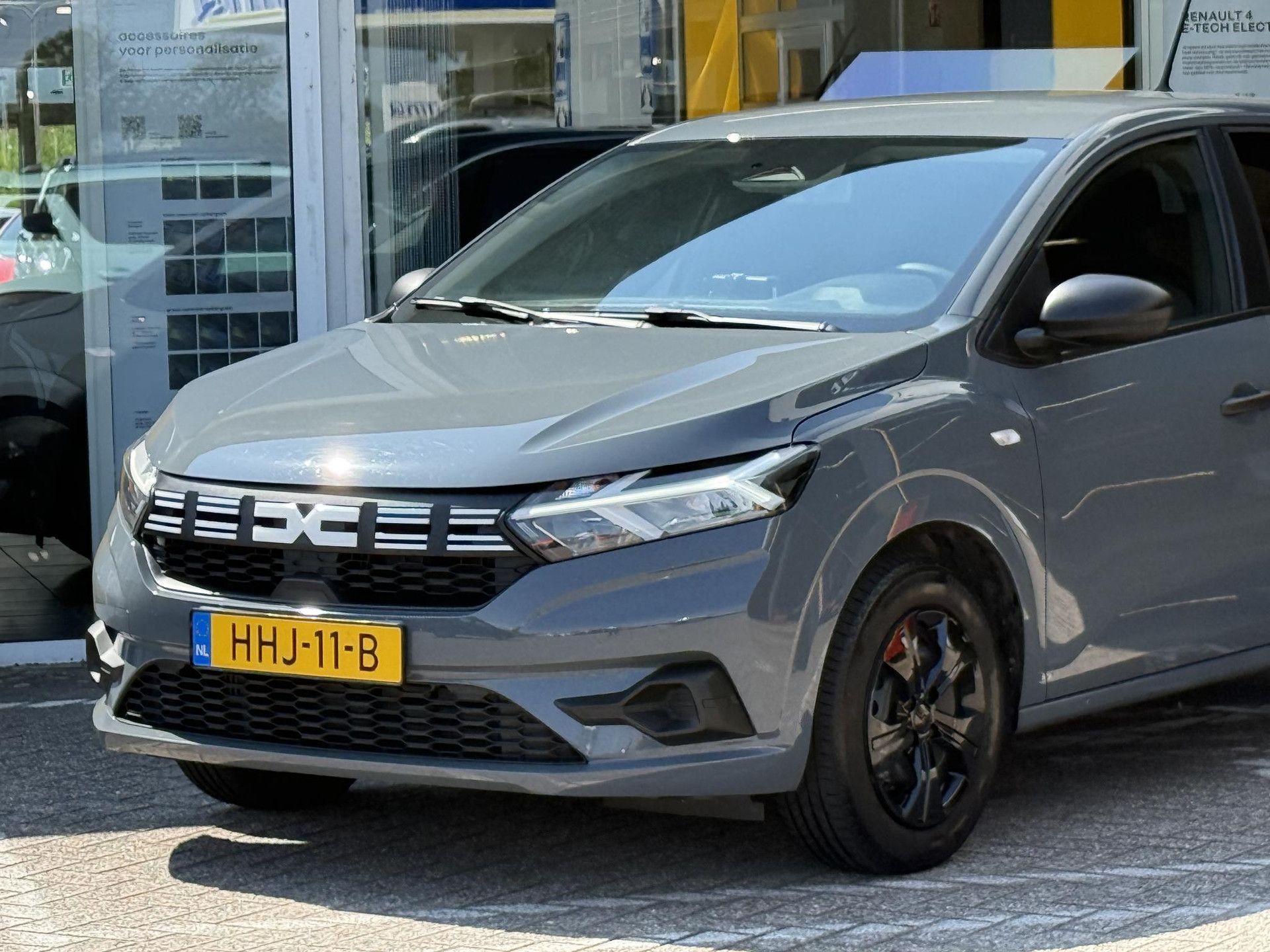 Dacia Sandero met kenteken HHJ-11-B – detailfoto