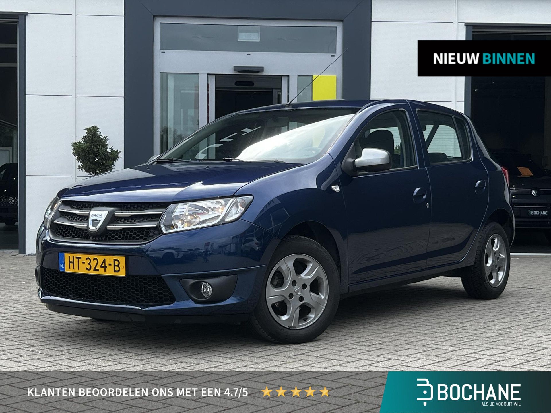 Dacia Sandero met kenteken HT-324-B – vooraanzicht