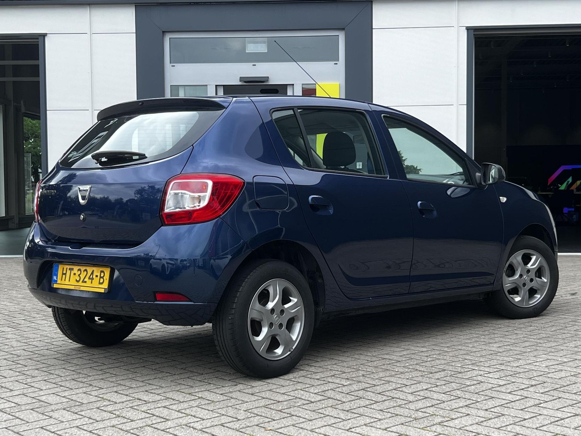 Dacia Sandero met kenteken HT-324-B – achteraanzicht