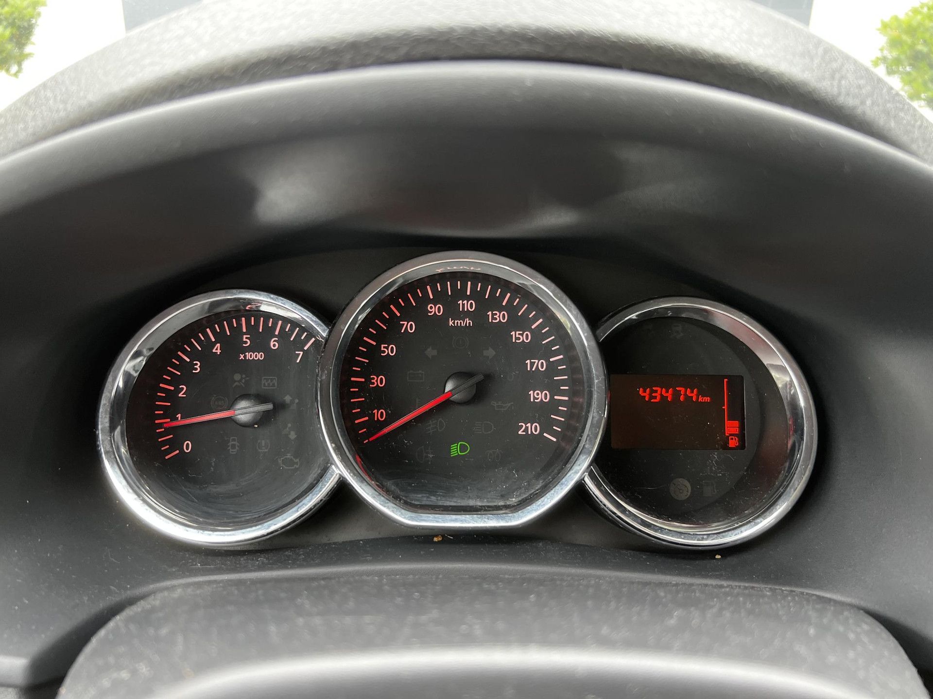 Dacia Sandero met kenteken HT-324-B – interieur
