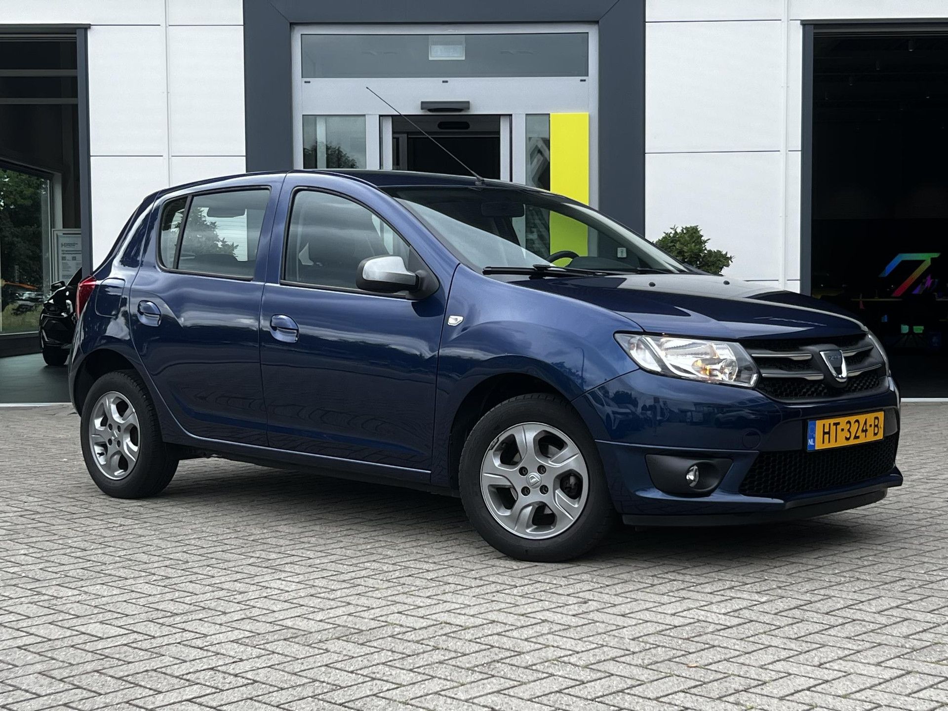 Dacia Sandero met kenteken HT-324-B – dashboard