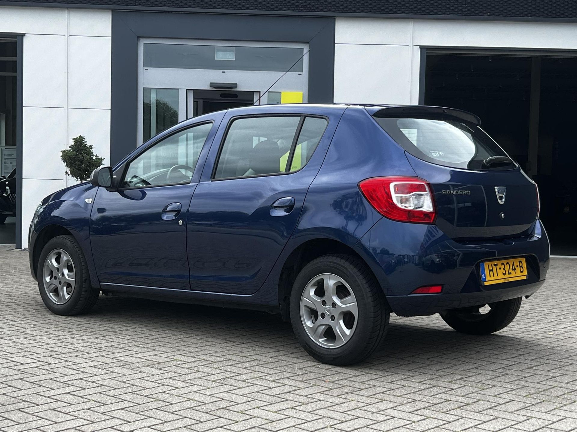 Dacia Sandero met kenteken HT-324-B – detailfoto