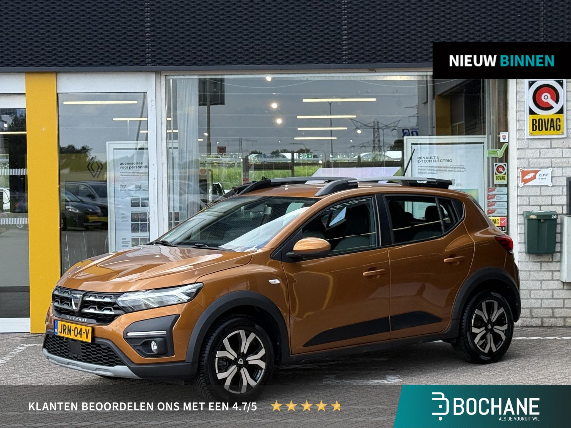 Dacia Sandero met kenteken JRN-04-V – vooraanzicht