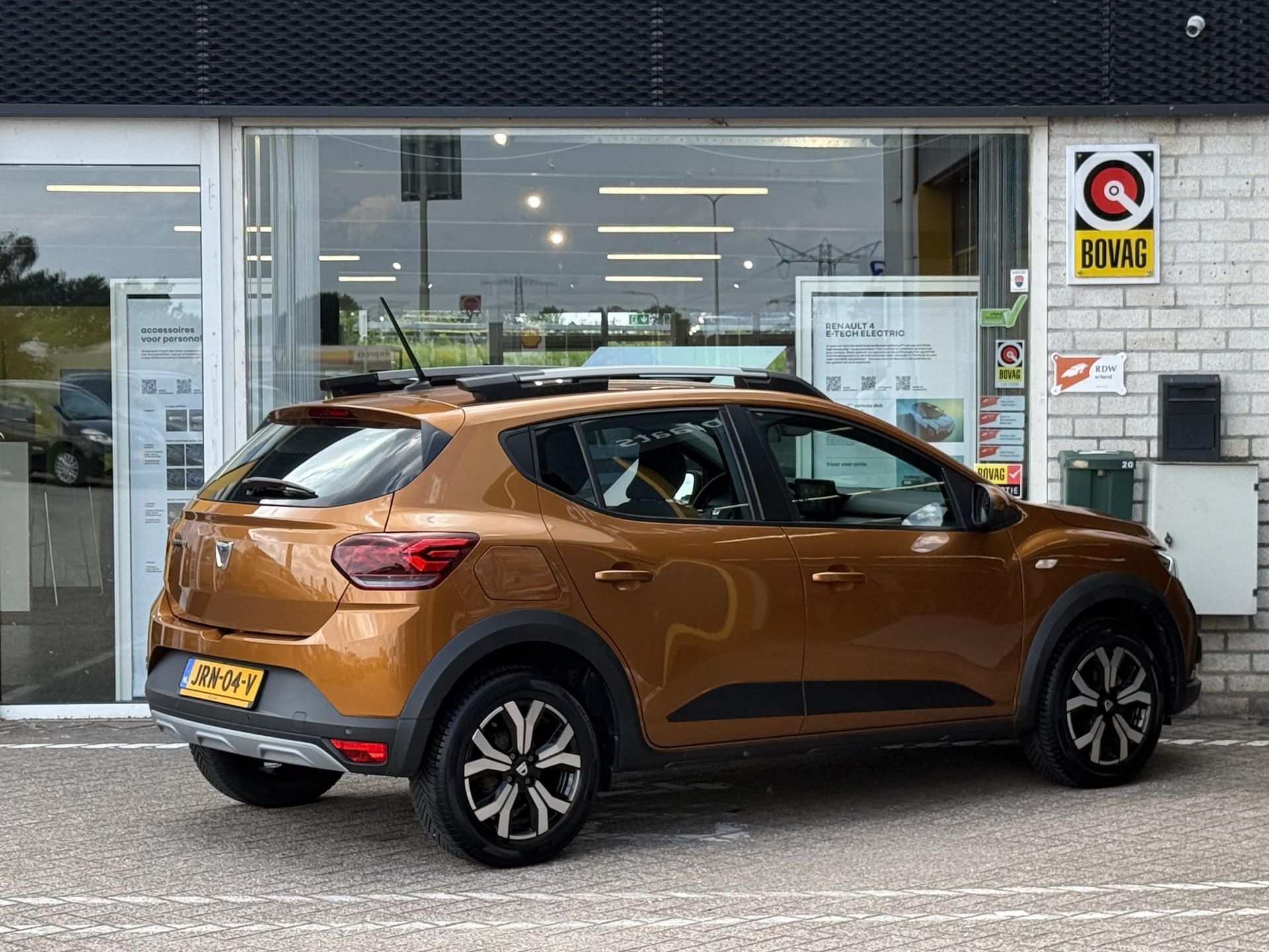 Dacia Sandero met kenteken JRN-04-V – achteraanzicht
