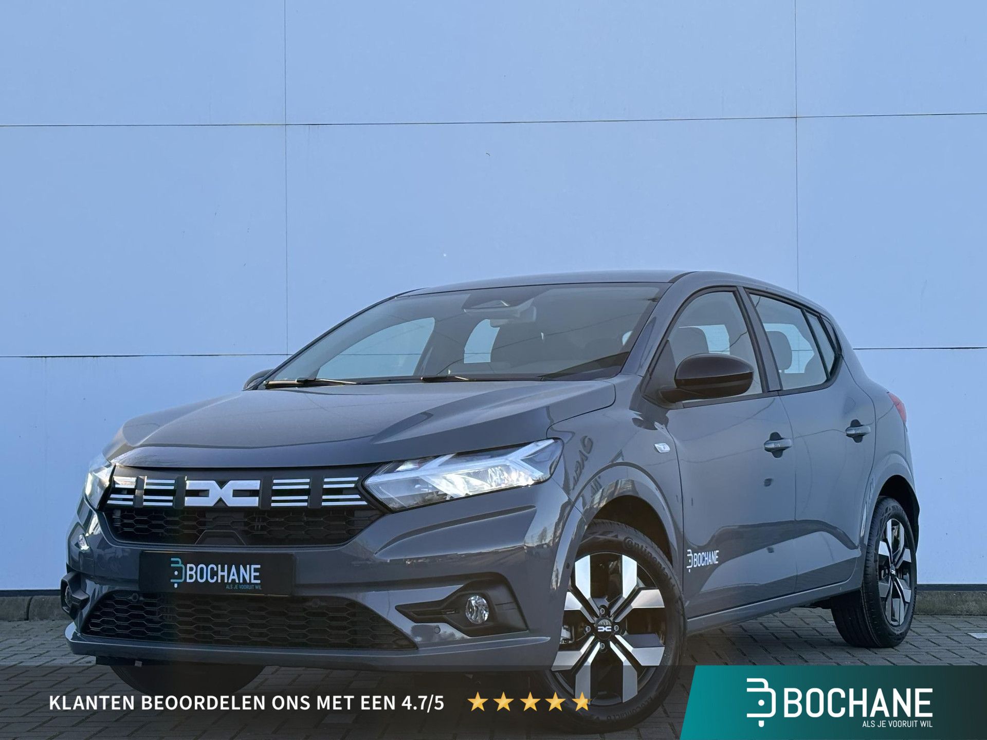 Dacia Sandero met kenteken JRV-30-L – vooraanzicht